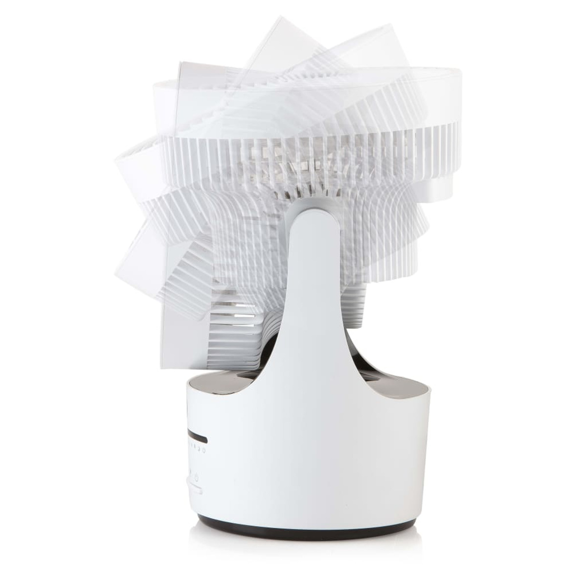 Weißer Ventilator mit sich drehenden Flügeln. Der Ventilator steht auf weißem Untergrund.