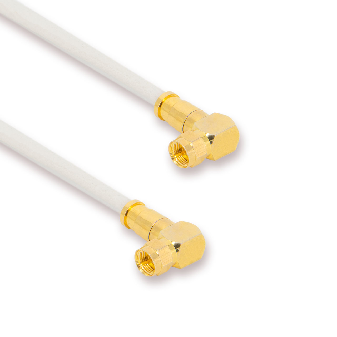 Zwei Koaxialkabel mit goldenen rechtwinkligen Steckern auf weißer Oberfläche.