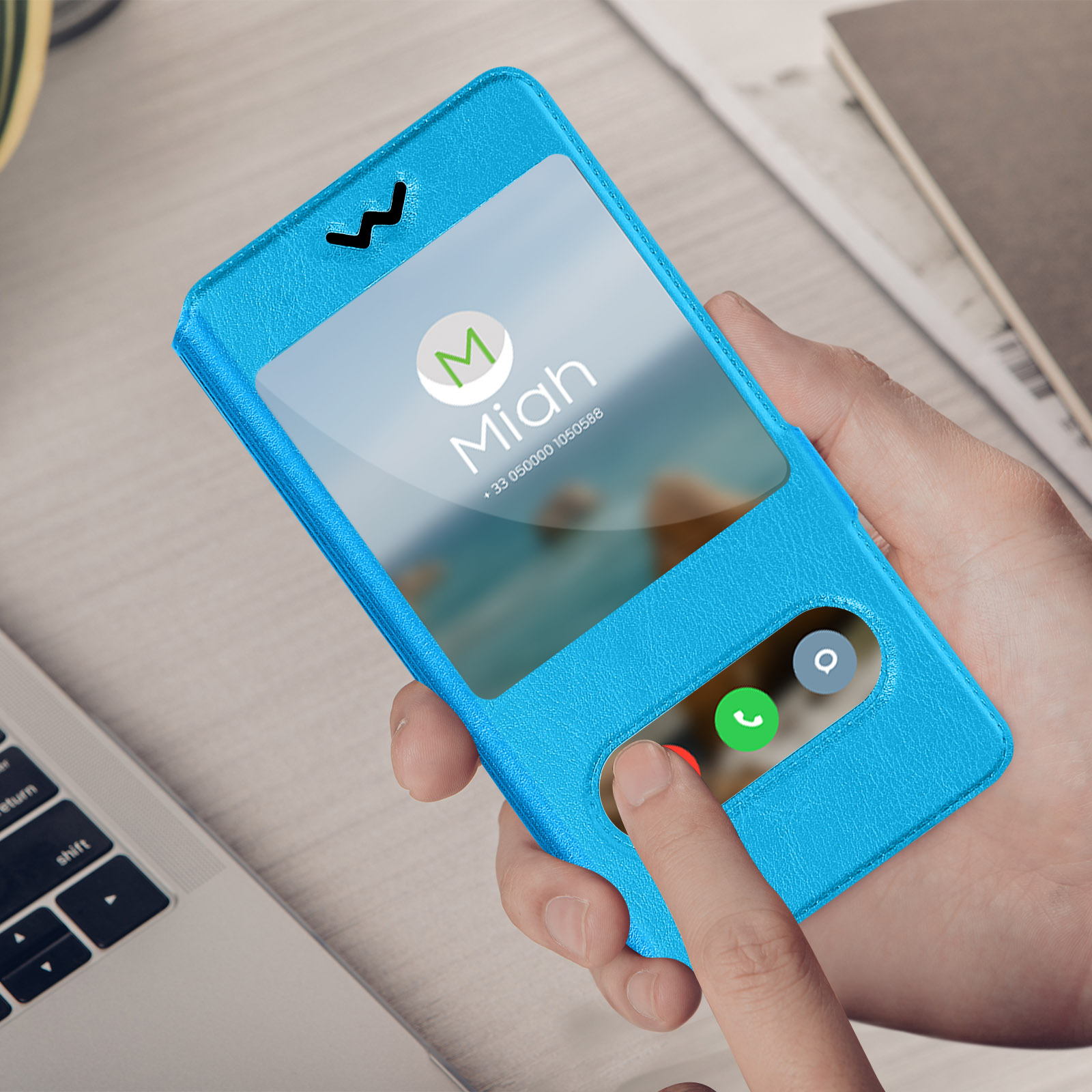 Una mano che preme su uno schermo blu del telefono che mostra un'interfaccia di chiamata con nome e numero.