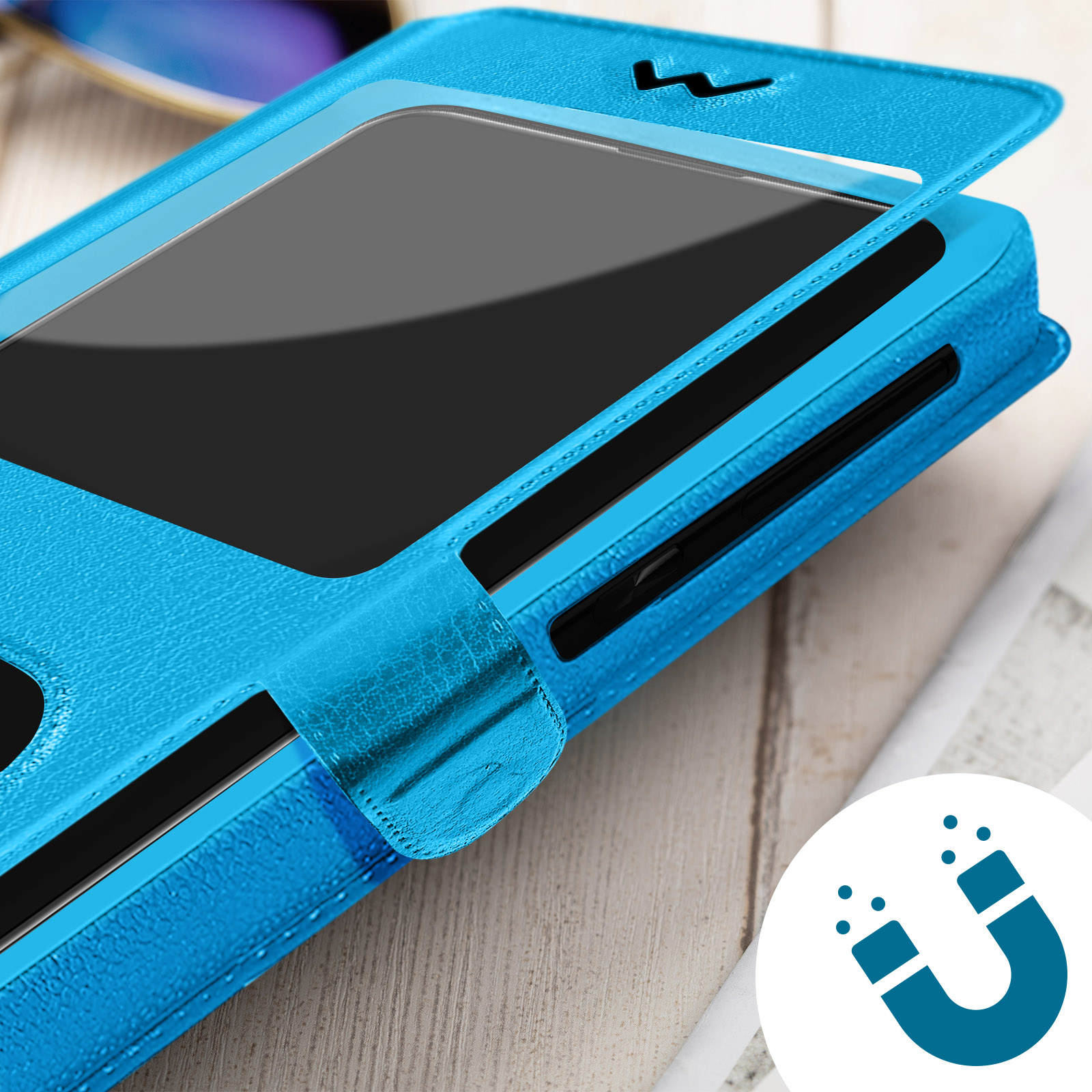 Custodia blu per telefono con chiusura magnetica. Schermo del telefono nero. Simbolo magnetico in alto a destra.