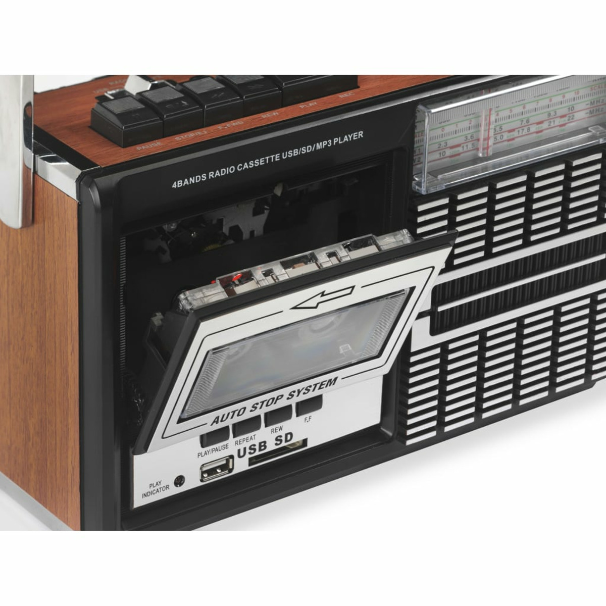 Retro-Radio mit geöffnetem Kassettenrekorder, der die Kassette zeigt.
