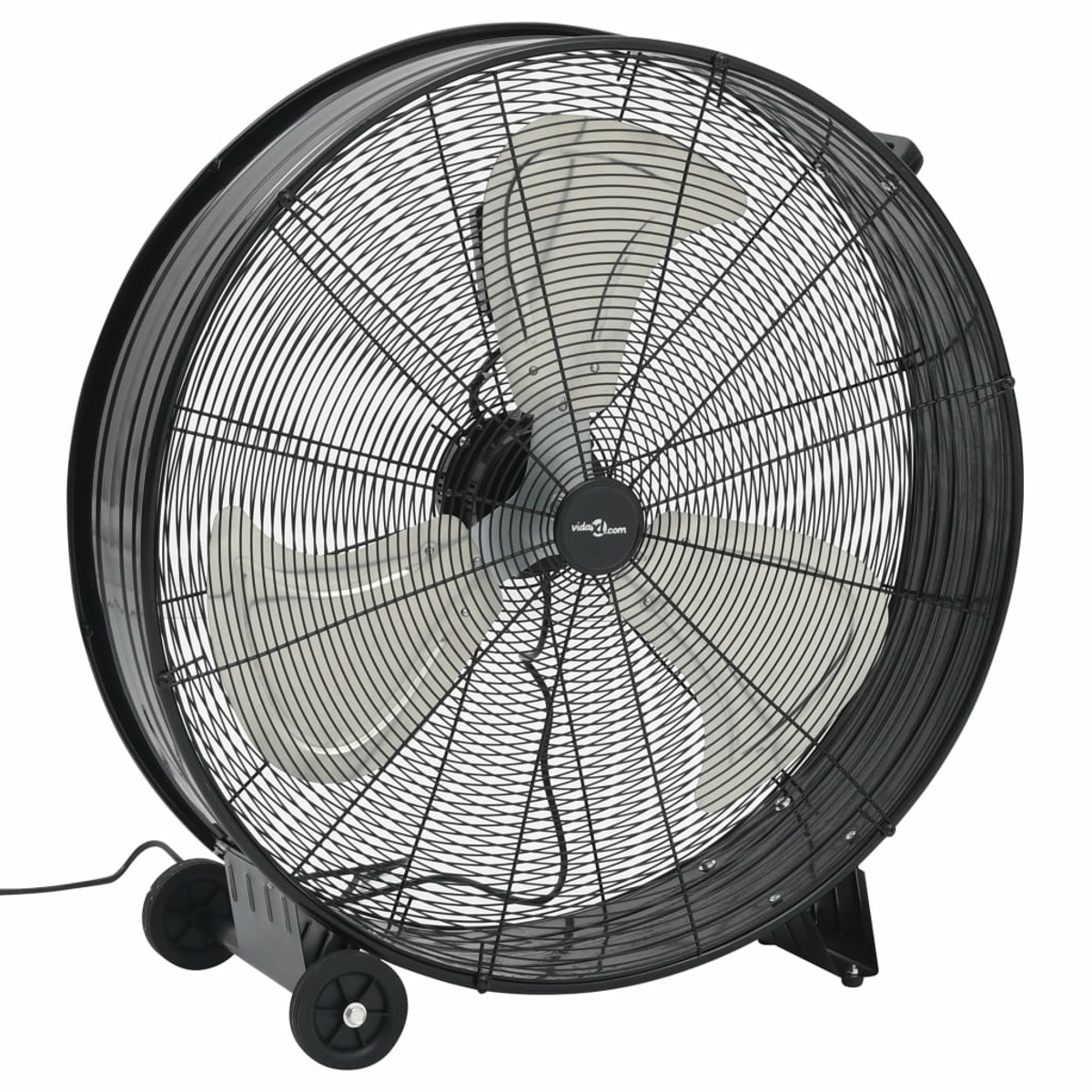 Grande ventilatore industriale nero con ruote, su sfondo bianco, con cavo di alimentazione nero.