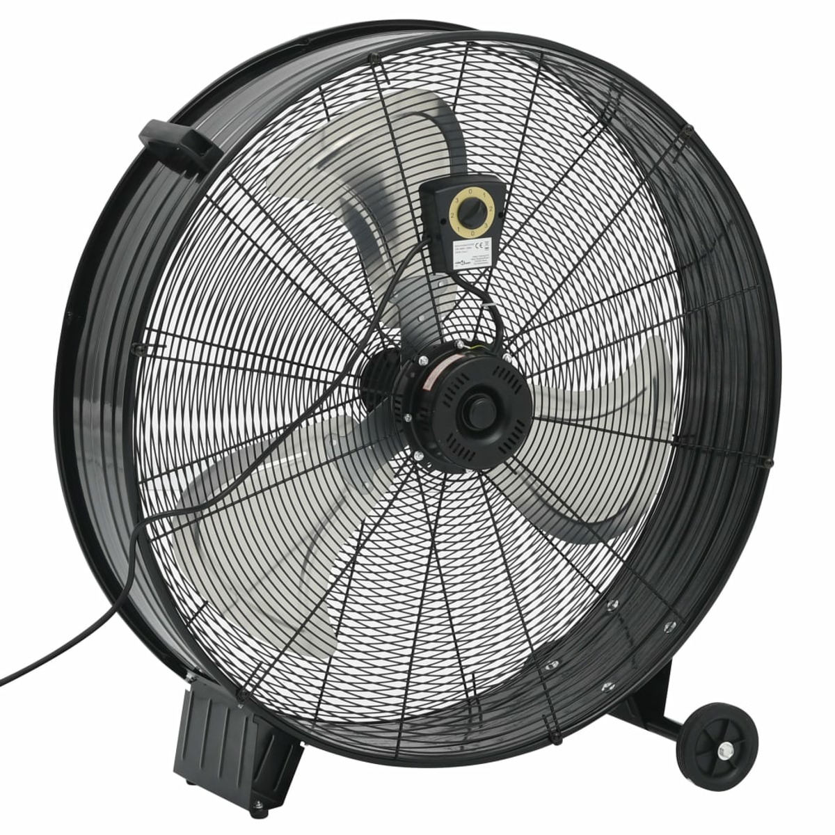 Grande ventilatore industriale nero con ruote, pale angolate e griglia protettiva.