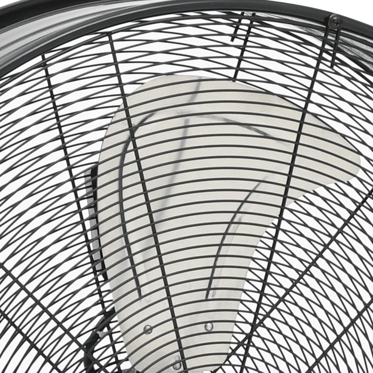 Primo piano di un ventilatore. Cornice in metallo nero e pale bianche.