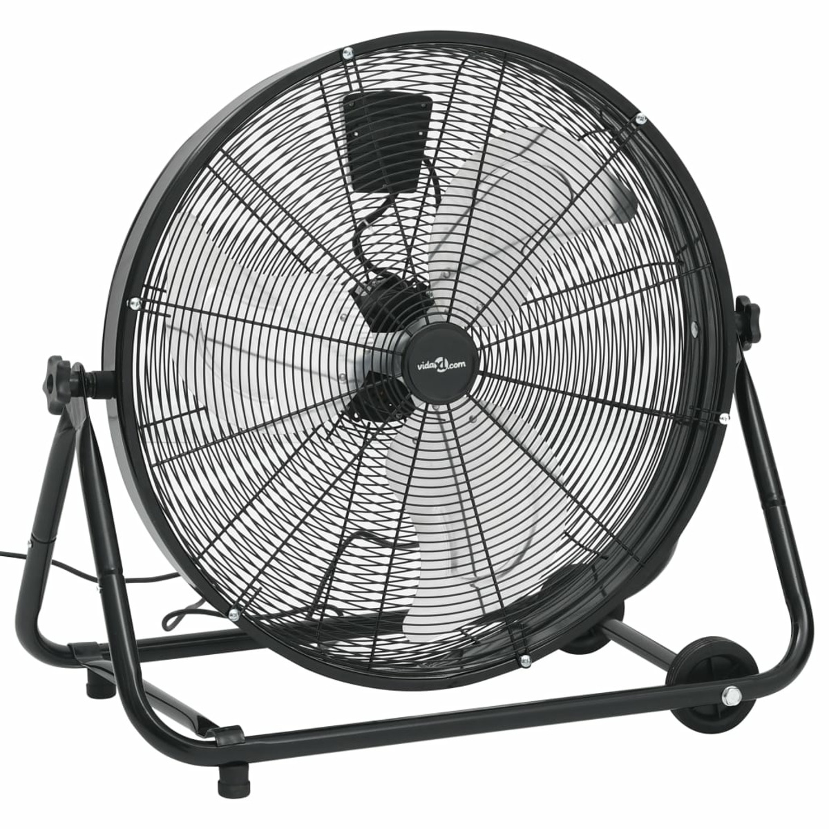 Ein schwarzer Ventilator im Industriestil mit Metallkäfig und Ständer mit Rädern, vor weißem Hintergrund.