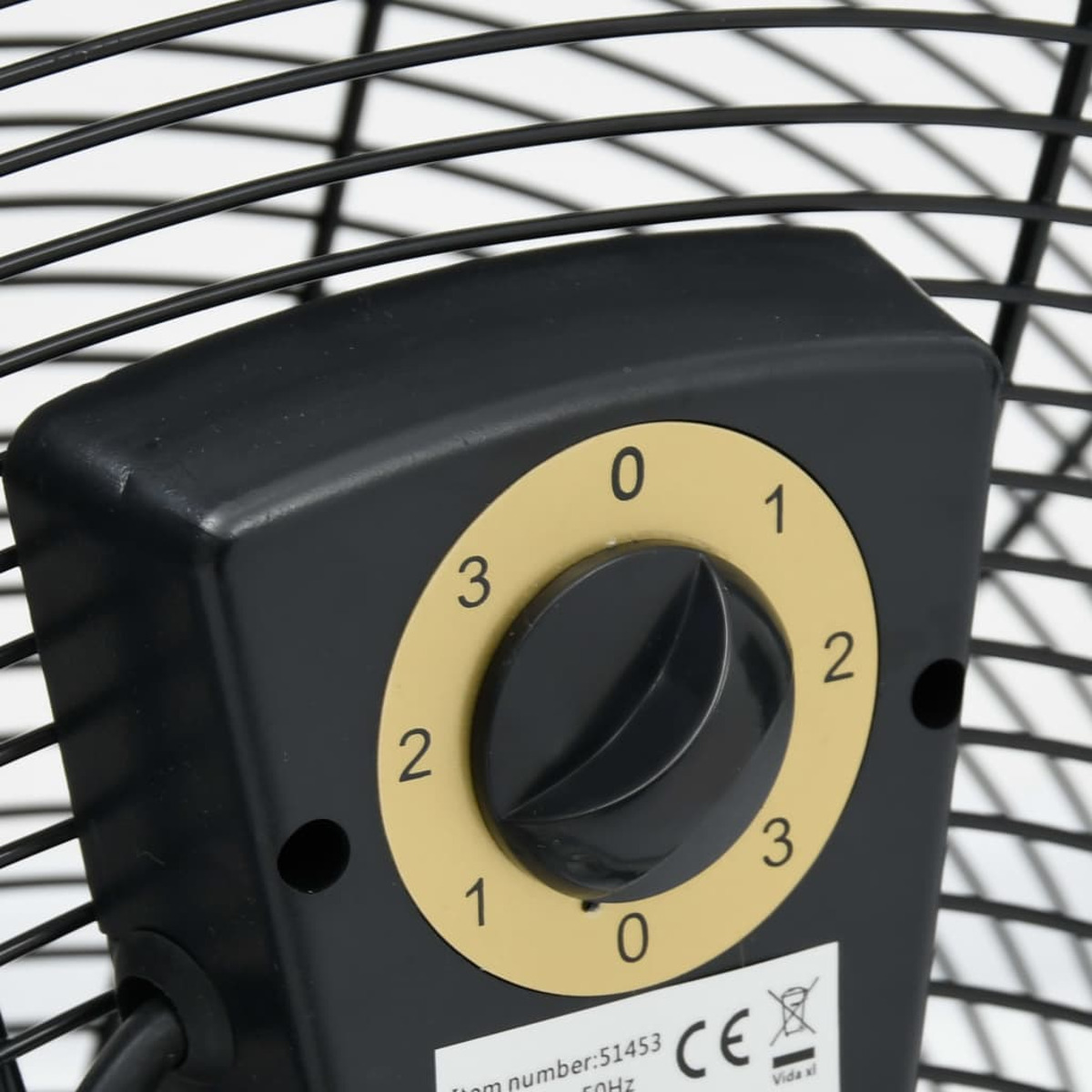 Schwarzer elektrischer Ventilator. Nummeriertes Zifferblatt von 0 bis 3, mit schwarzem Bedienknopf.