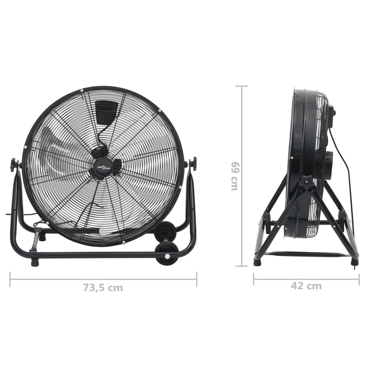 Großer schwarzer Ventilator mit Rädern. Abmessungen in cm sind angegeben. Auf weißem Hintergrund.