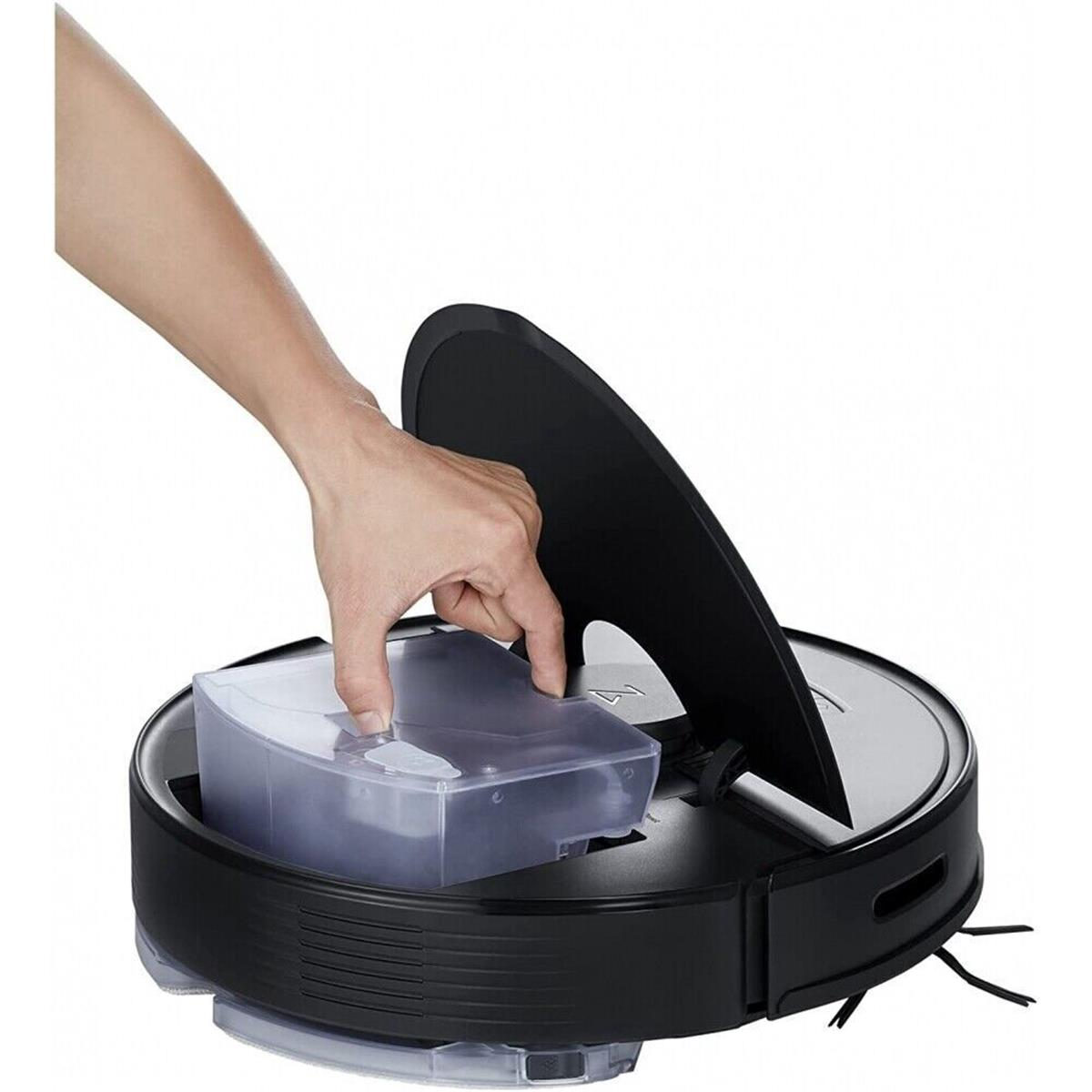 Eine Hand öffnet einen schwarzen Roboter-Staubsauger mit transparentem Wassertank.
