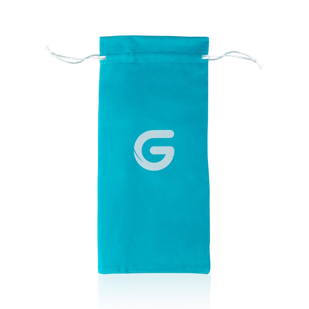 Hellblaue Kordelzugtasche mit weißem G-Logo. Weißer Hintergrund.