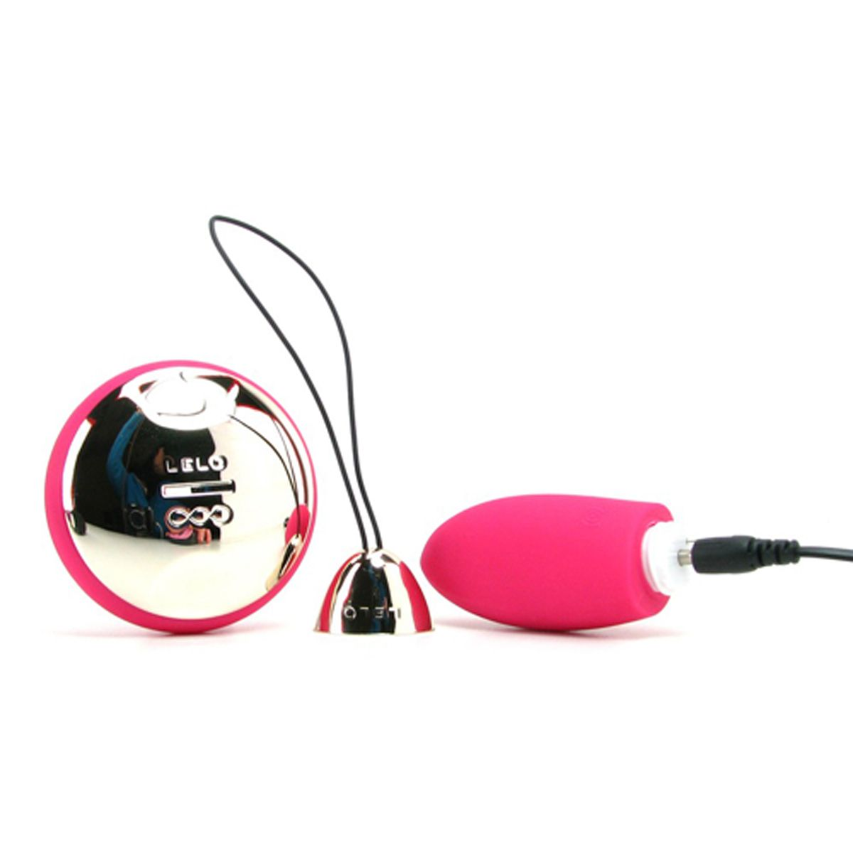 Un vibrador rosa y una esfera plateada con un cargador negro, sobre un fondo blanco.