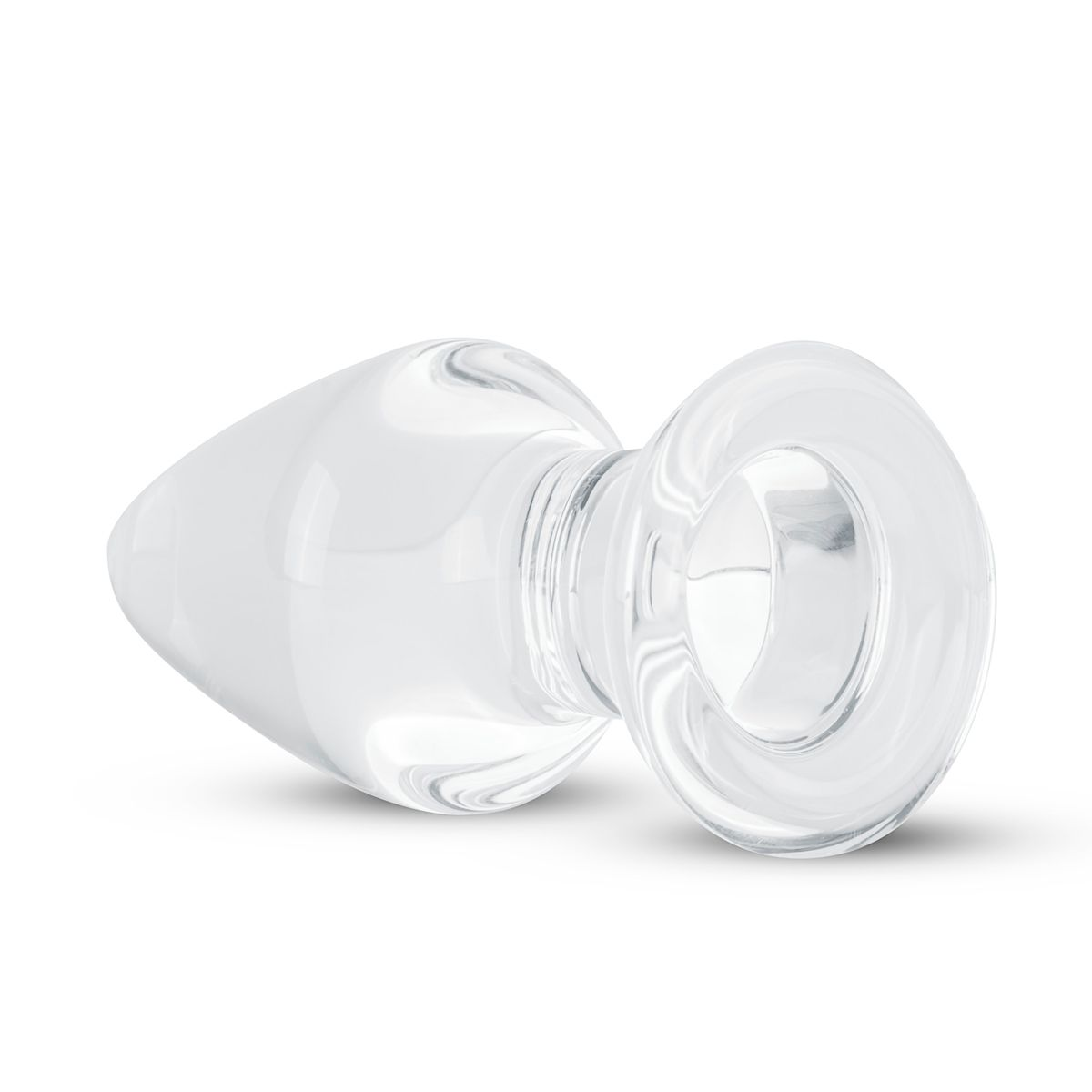Ein klarer Glas-Butt-Plug auf weißer Oberfläche, mit abgerundeter Basis und spitz zulaufender Spitze.