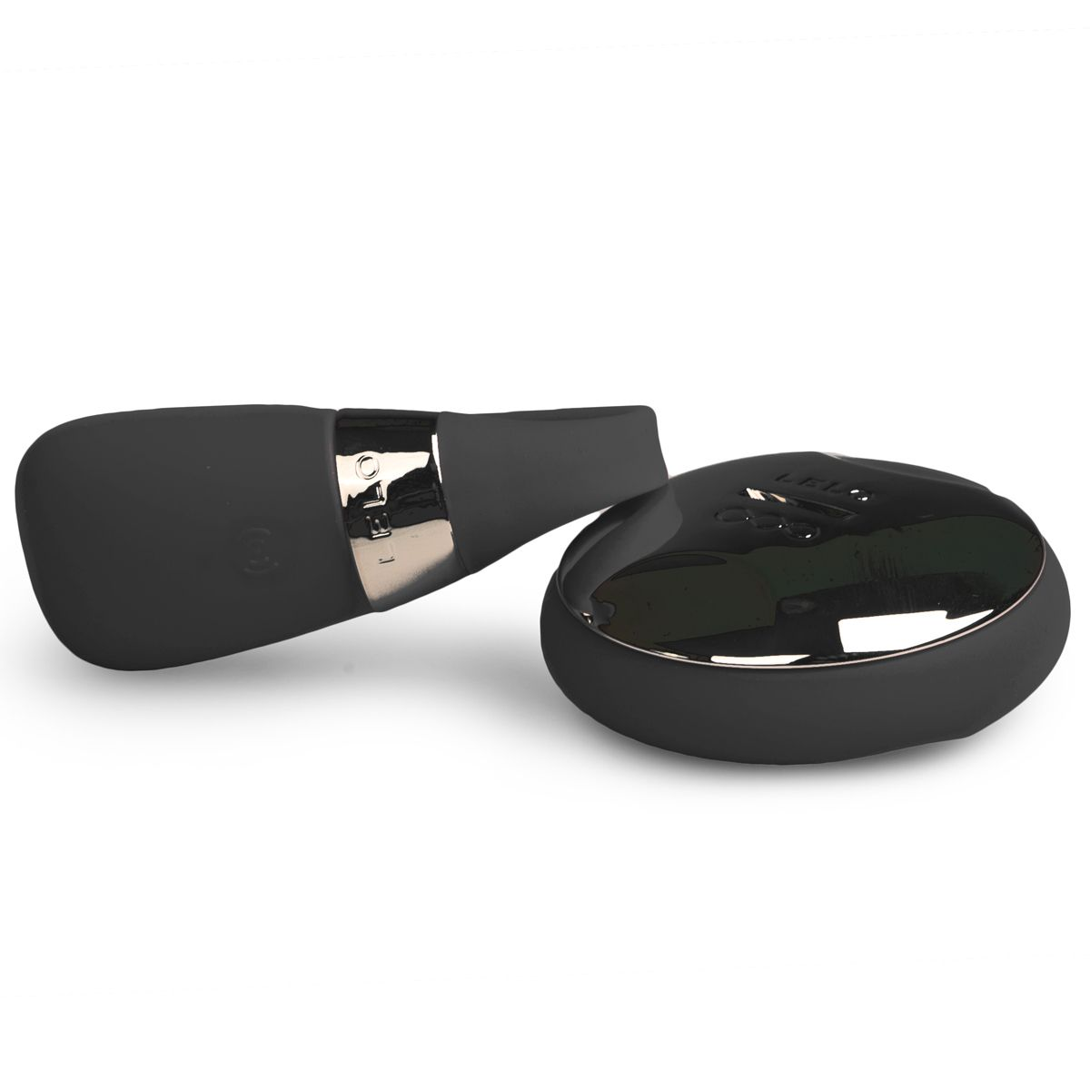 Juguete sexual negro y plateado sobre fondo blanco. Tiene forma curva con base redondeada.
