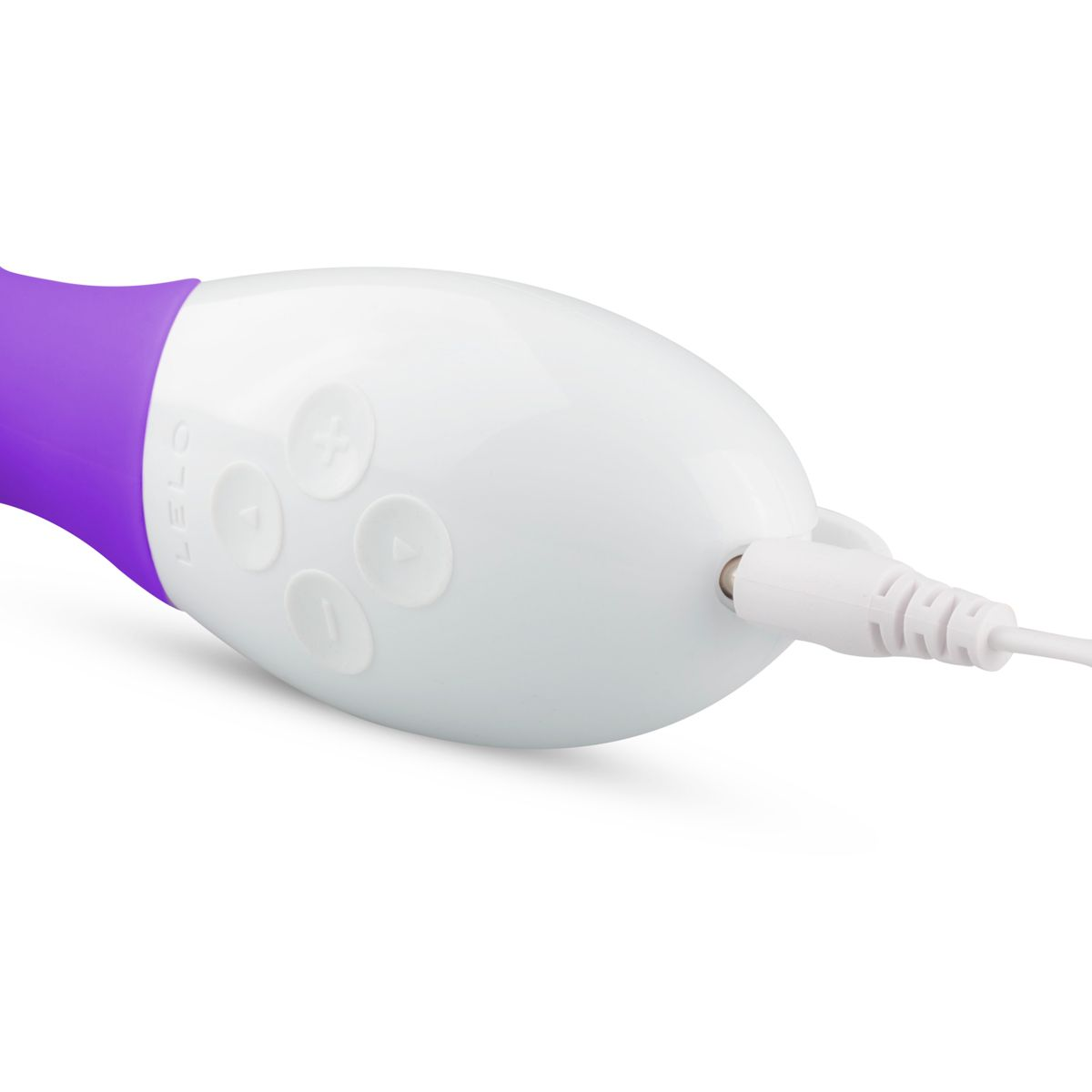 Primer plano de la base de un vibrador blanco. Punta morada, botones y puerto de carga.