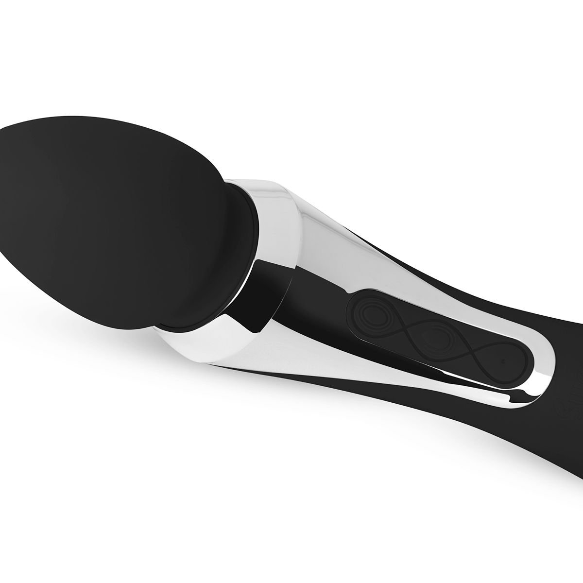 Ein schwarzes Sexspielzeug mit silberfarbenen Akzenten und einem kleinen Knopf.