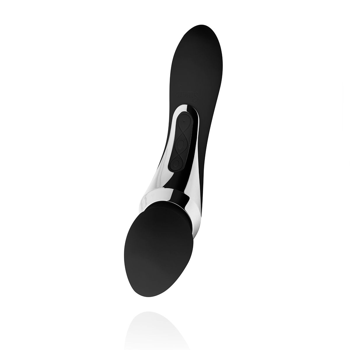 Ein schwarzer Vibrator mit silbernem Griff. Er befindet sich auf weißem Hintergrund.