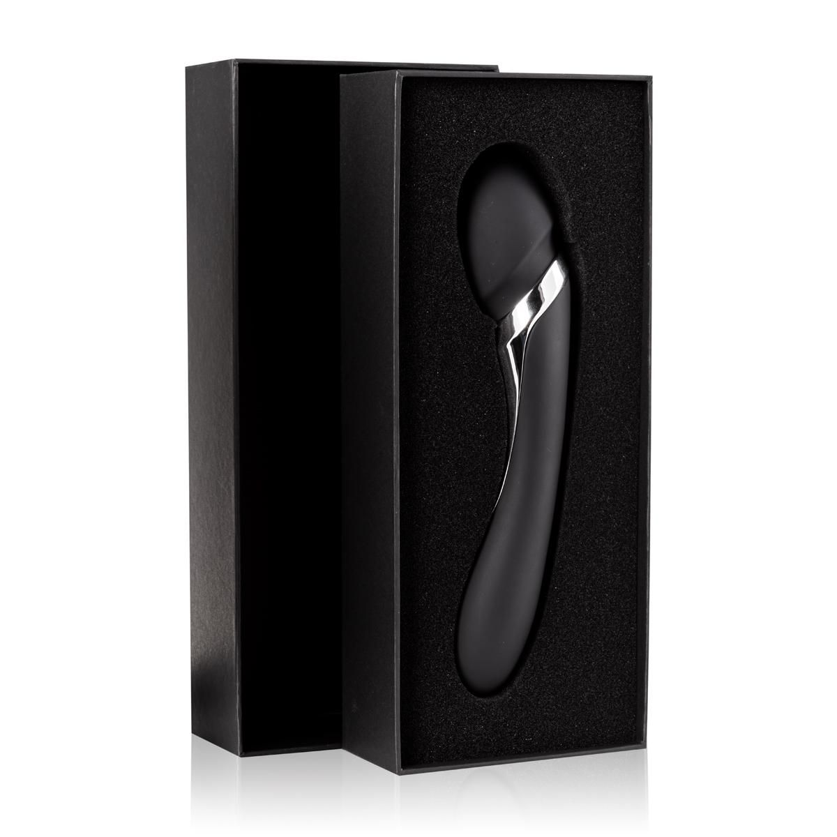 Ein schwarzes Sexspielzeug in einer schwarzen Box mit teilweise geöffnetem Deckel, zeigt ein schwarzes Schaumstoff-Interieur.