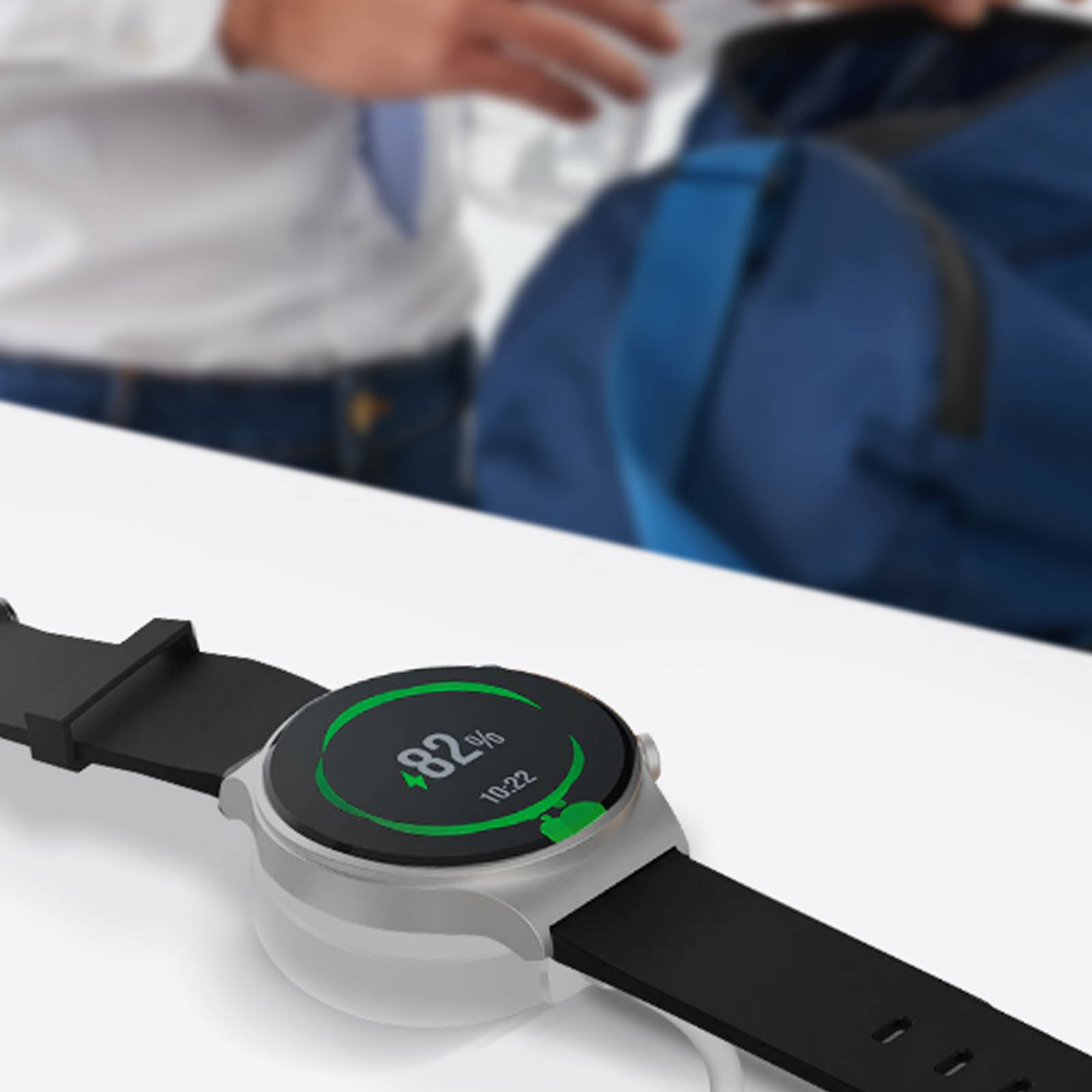 Uno smartwatch argento con cinturino nero, che mostra un display della batteria verde.