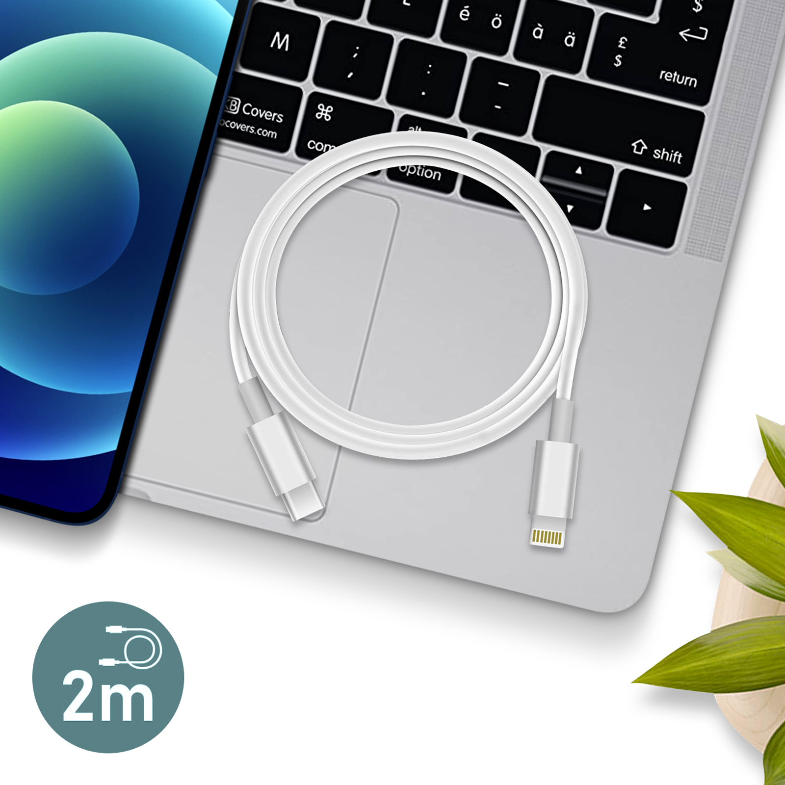 Ein weißes USB-C-auf-Lightning-Kabel liegt auf einem Laptop mit einem Telefon. 2m Länge.