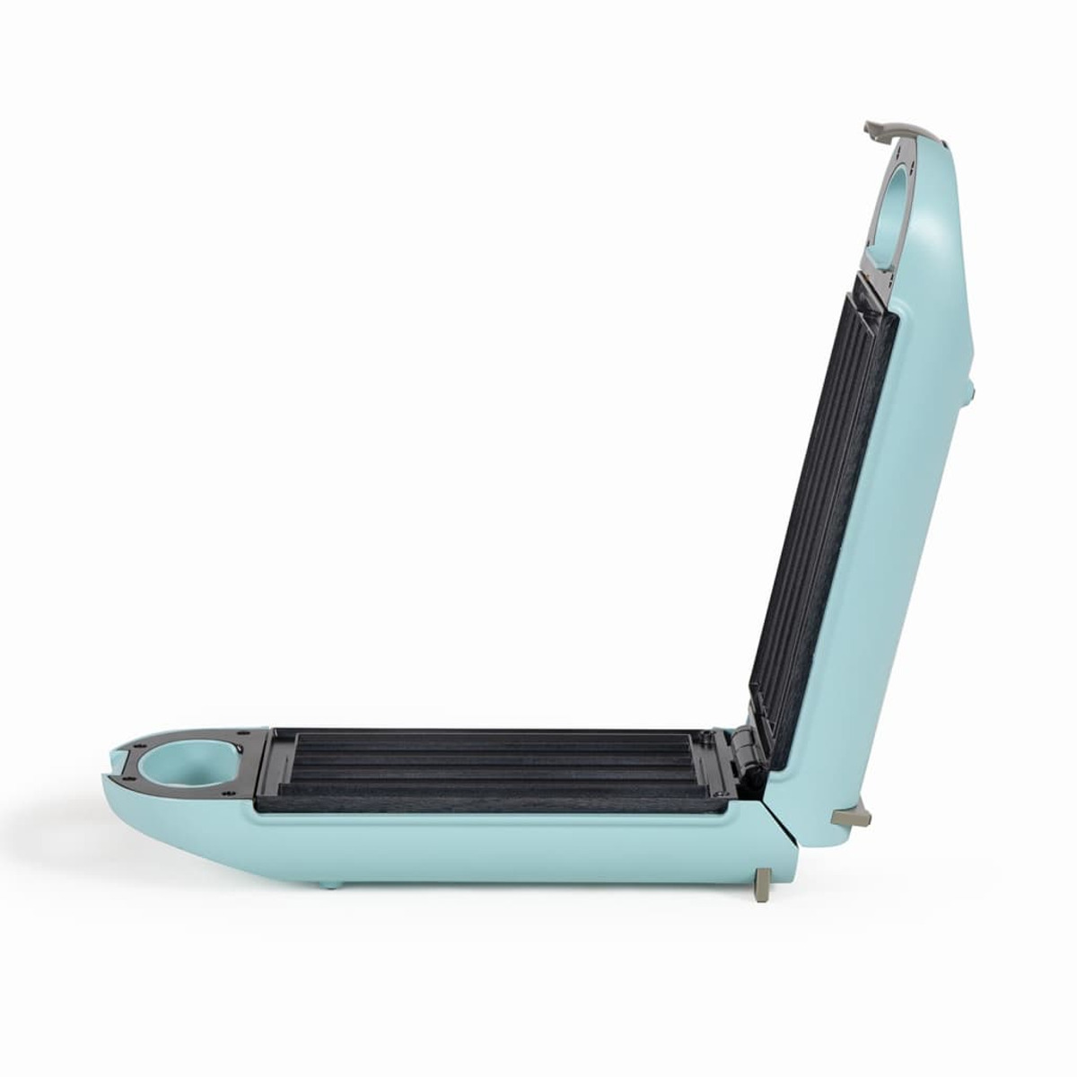 Ein offener teal Waffeleisen. Die Platten sind schwarz. Weißer Hintergrund.