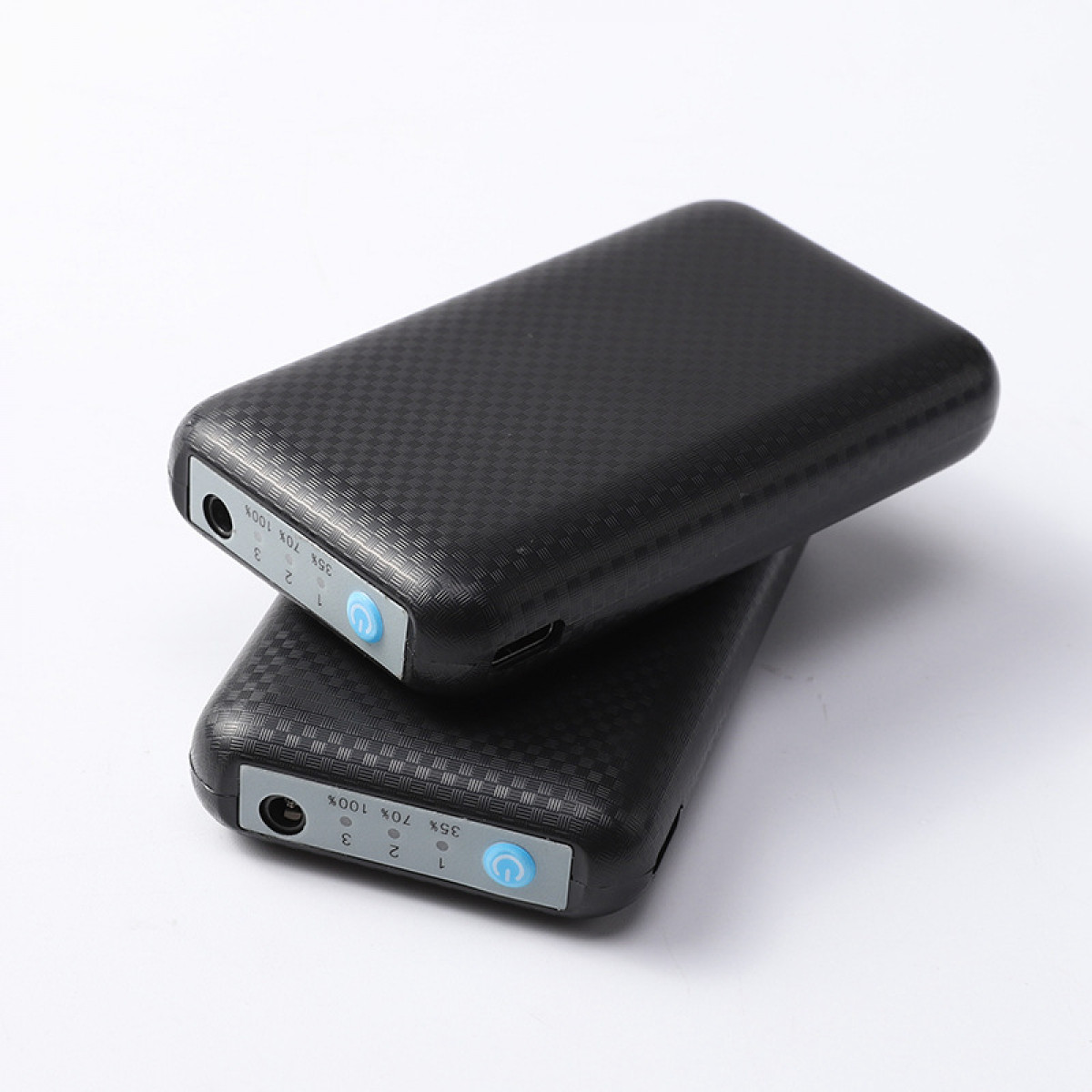 Zwei schwarze Powerbanks mit strukturierten Oberflächen und blauem Knopf.