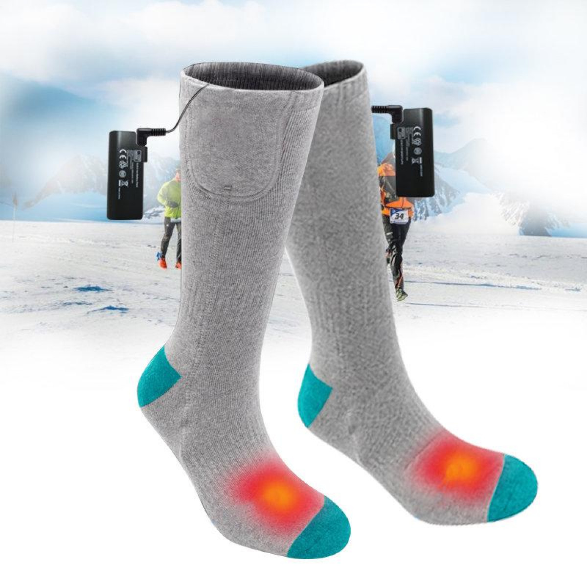 Graue beheizte Socken mit türkisfarbenen Zehen und Akkus. Im verschneiten Hintergrund sind Menschen zu sehen. Die Socken leuchten rot.
