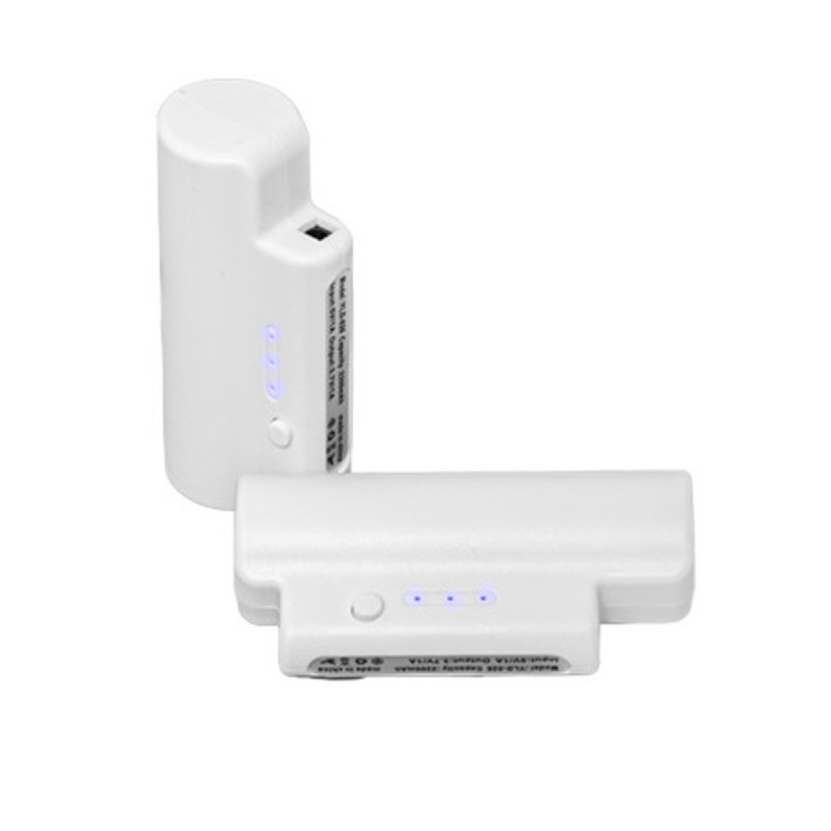 Dwie białe baterie power bank, jedna pionowa i jedna pozioma, z niebieskimi diodami. Białe tło.