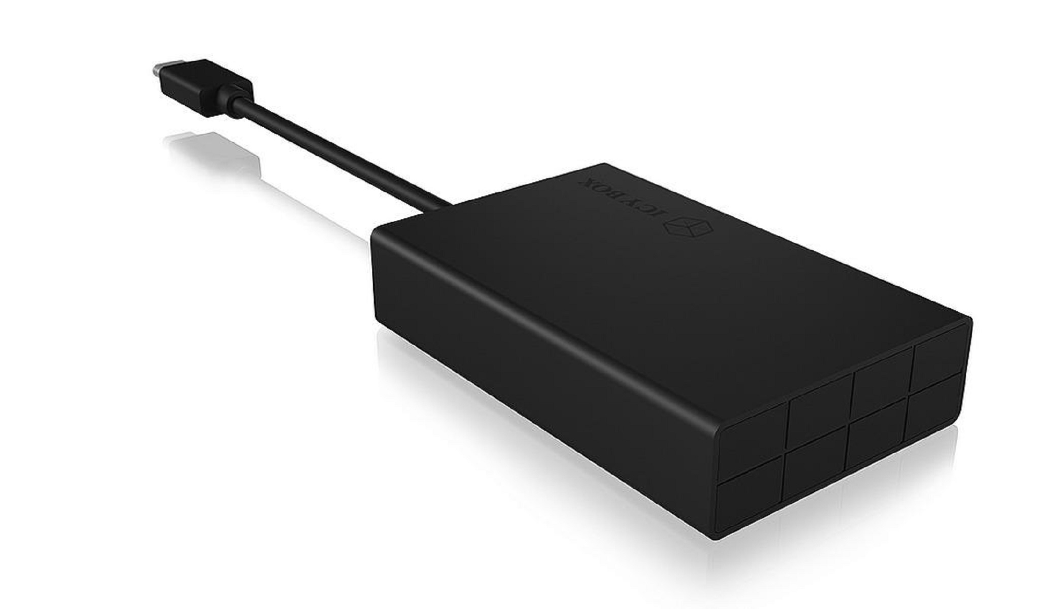 Hard disk esterno nero con cavo USB-C, su una superficie bianca.