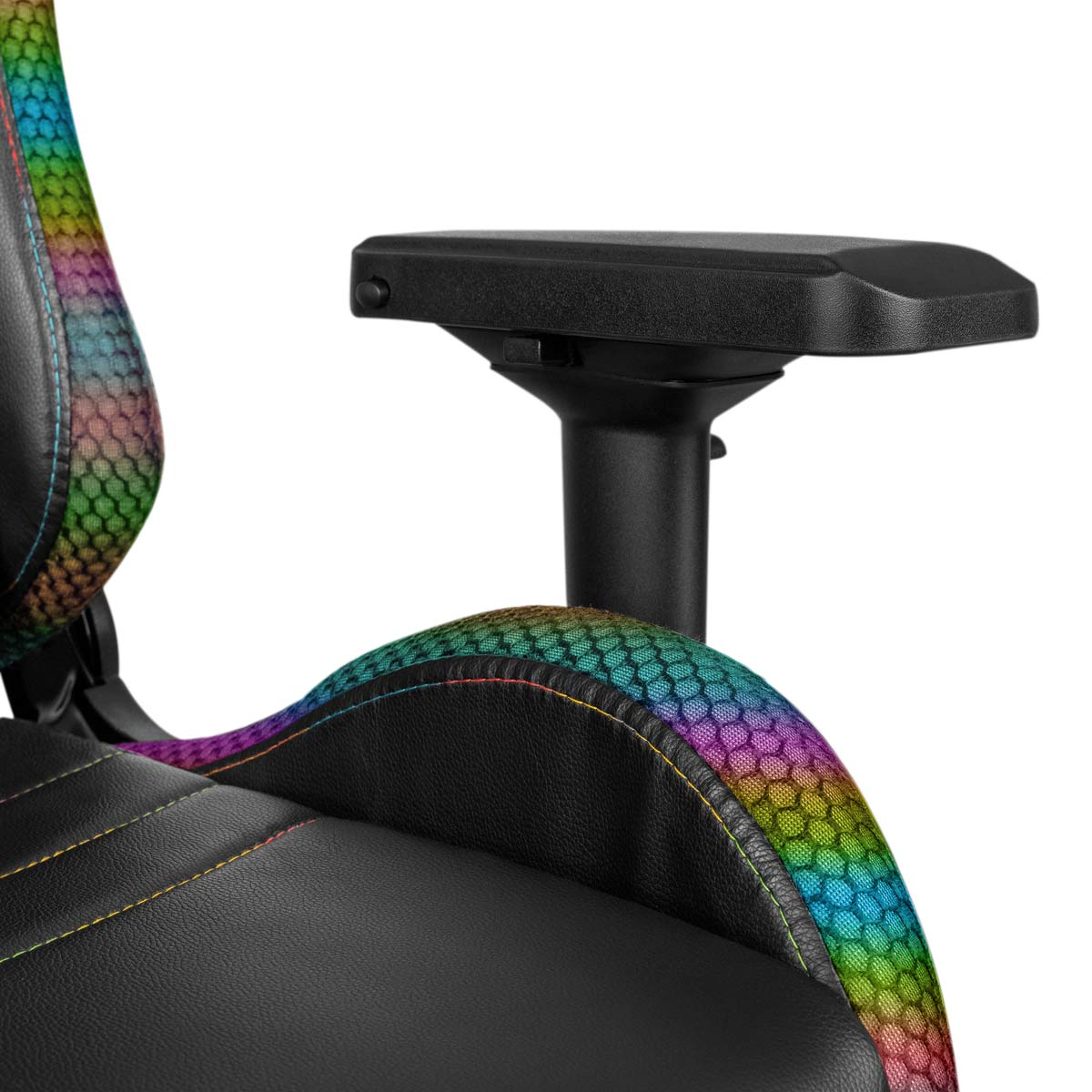 Detalle de silla gaming: negra con patrón hexagonal arcoíris. Apoyabrazos visible. Vista lateral.