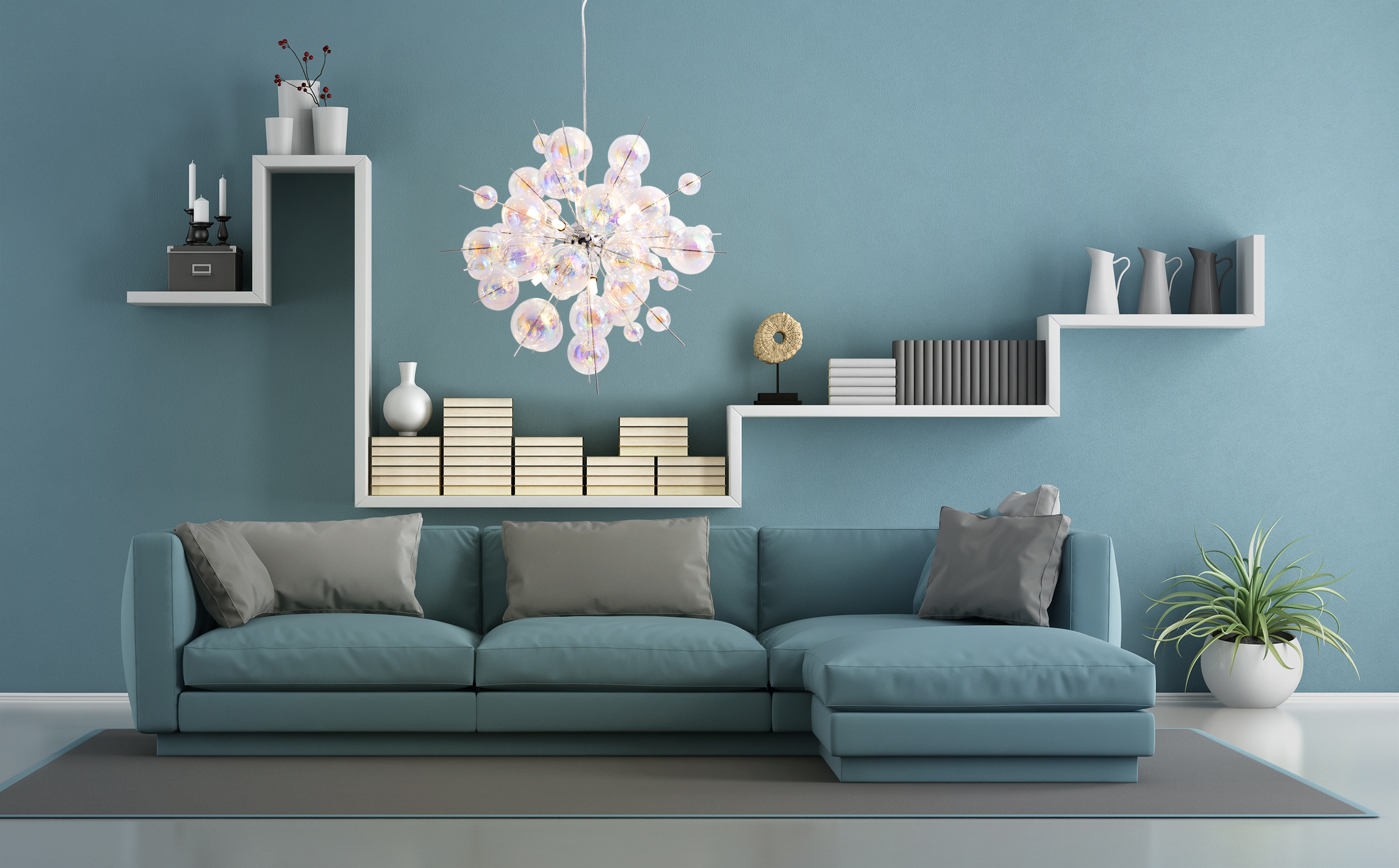Ein modernes Wohnzimmer mit blauem Sofa, Regalen und Kronleuchter, das einen stilvollen Raum schafft.