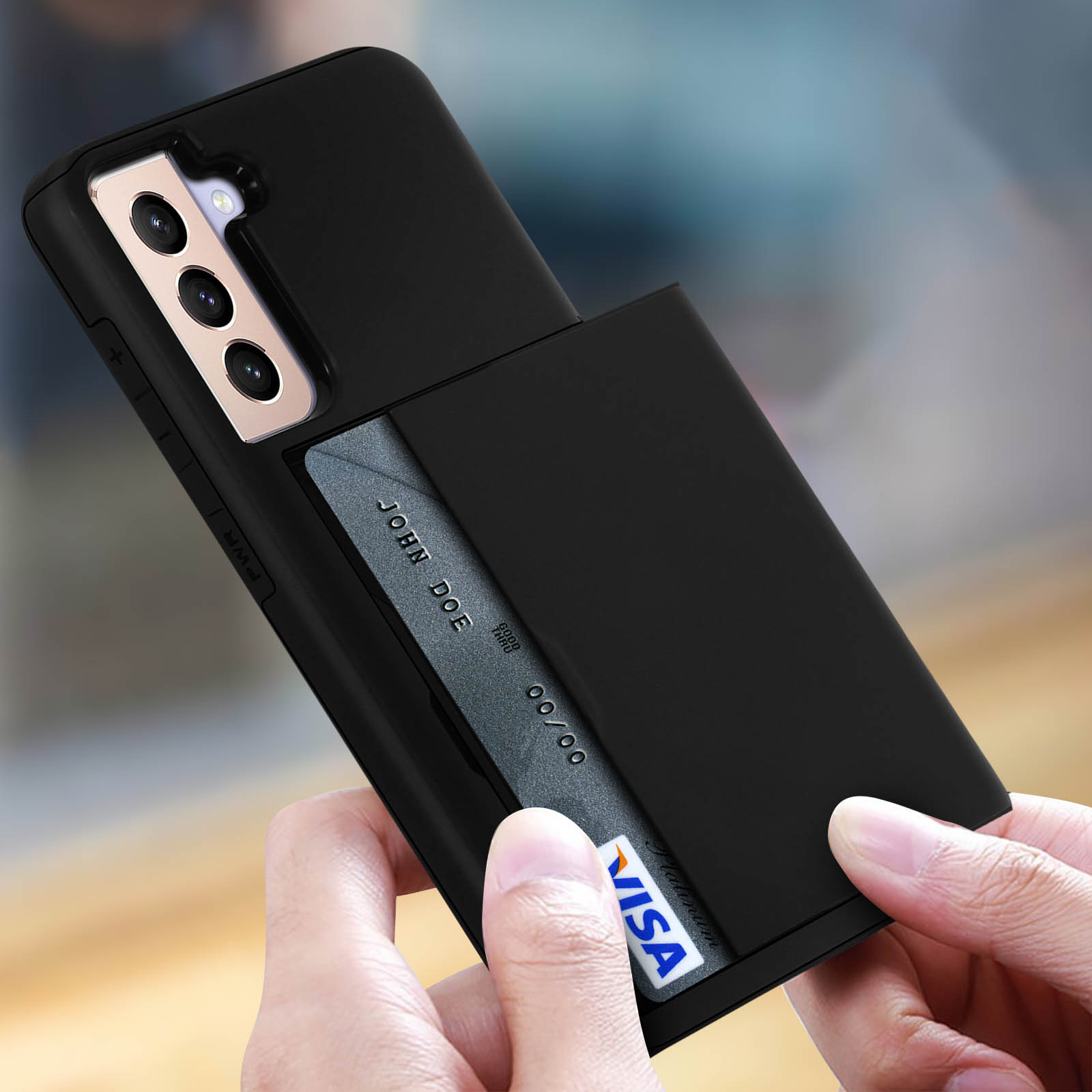 Custodia per telefono nera con fessura per carte e carta di credito parzialmente visibile. Mano che tiene la custodia.