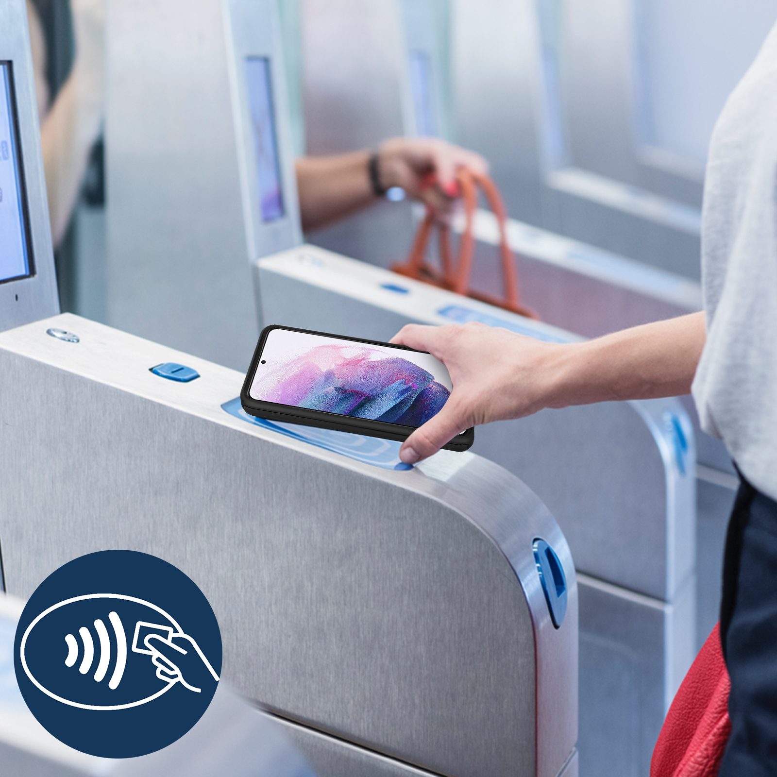 Una mano tiene un telefono sopra un terminale di pagamento con simbolo contactless.