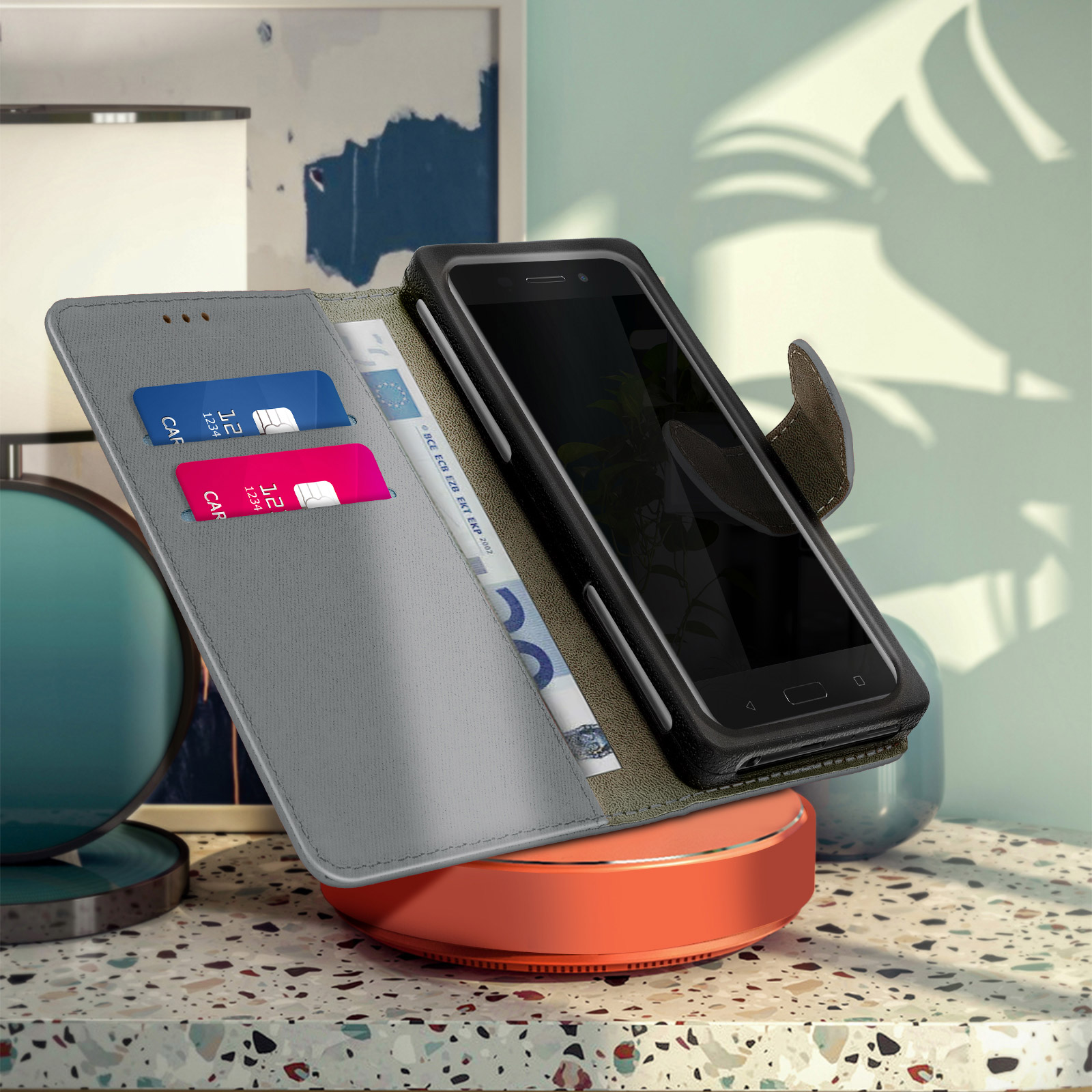 Telefono in custodia con carte, denaro e caricatore wireless.
