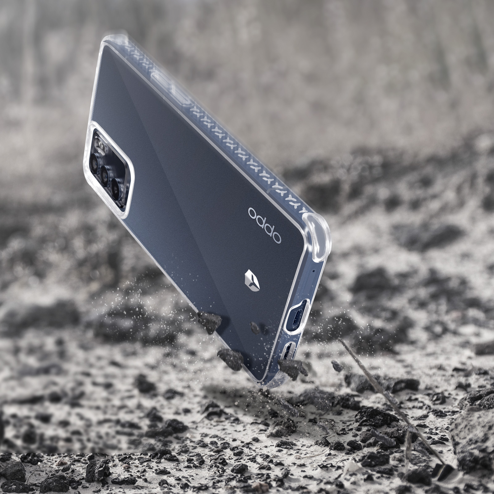 Een telefoon in een doorzichtige hoes met een blauwe achterkant. Op een ruw oppervlak.