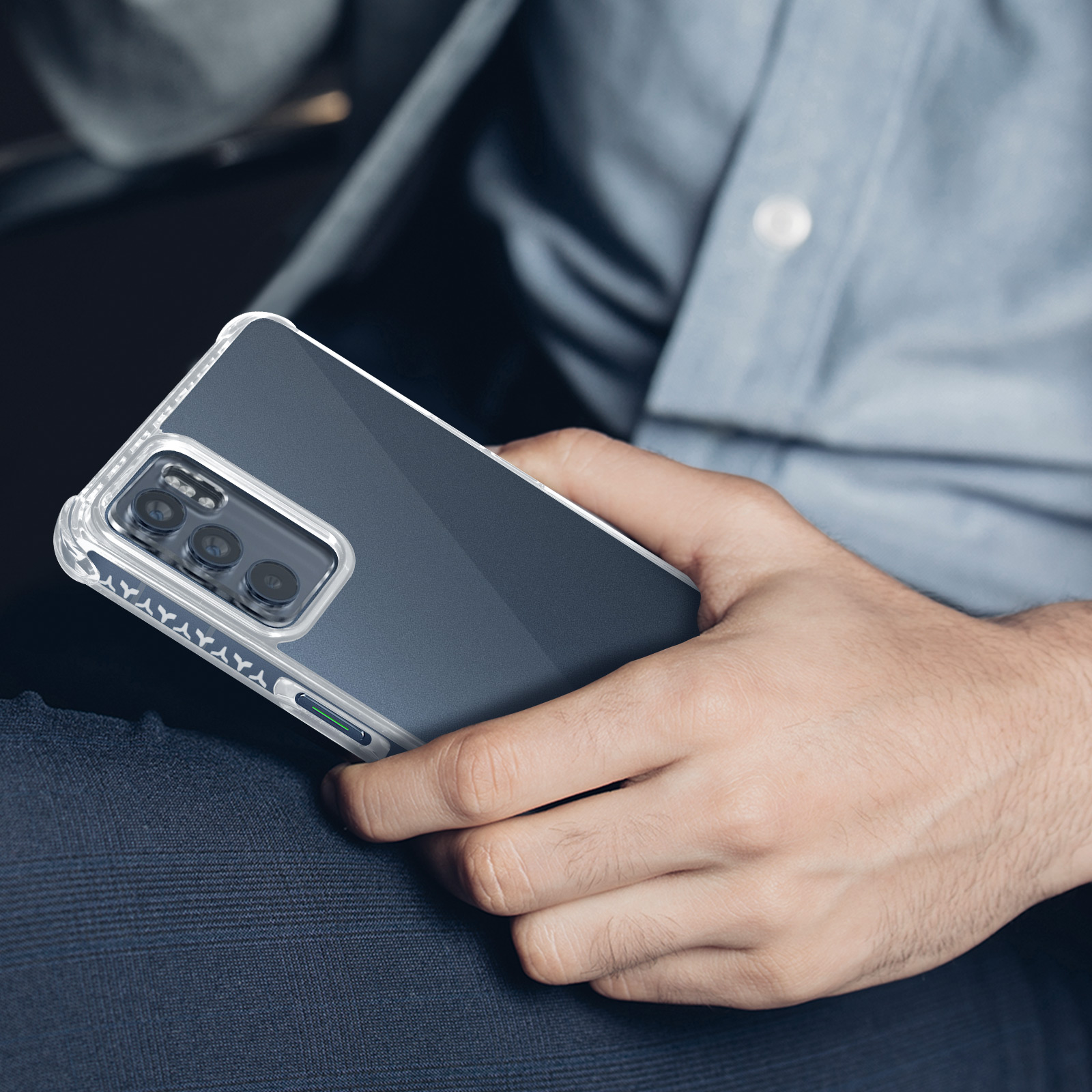 Een persoon die een telefoon vasthoudt in een doorzichtige telefoonhoes. De hoes heeft een camera.