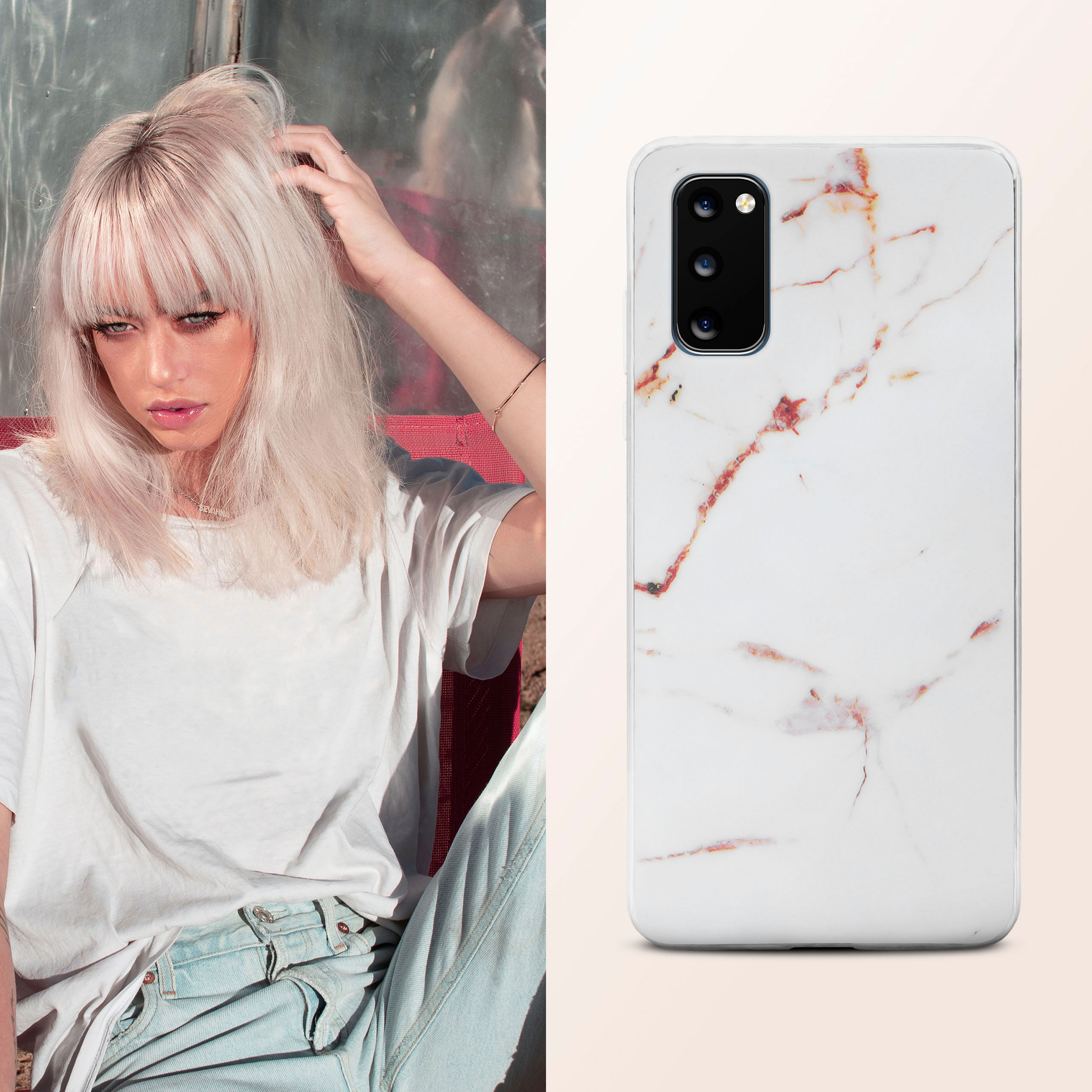 Eine Frau hält eine Handyhülle mit Marmormuster, mit einem Model links. Das Model hat blonde Haare.