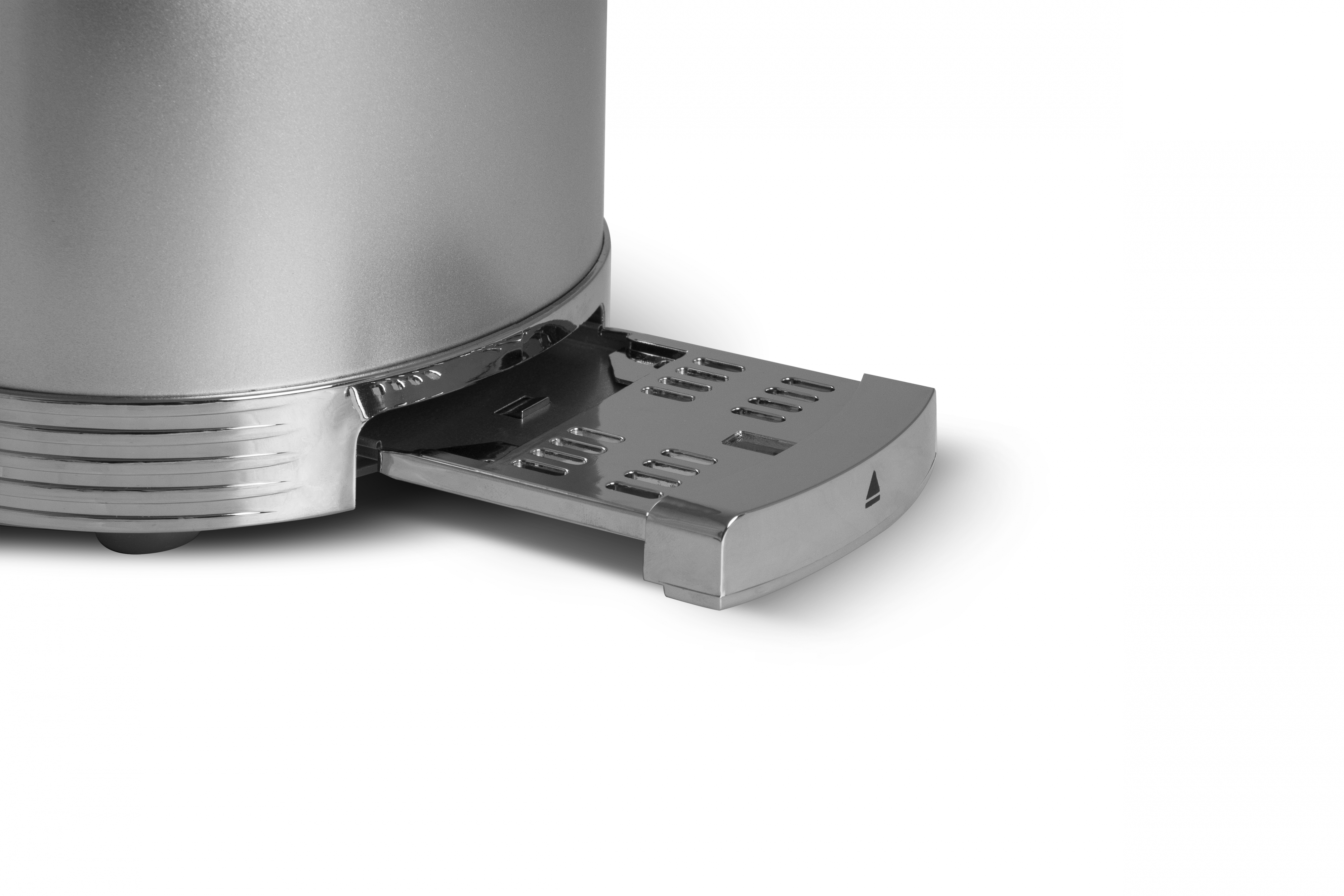Silberner Toaster mit geöffneter Schublade. Silbernes und metallisches Finish.