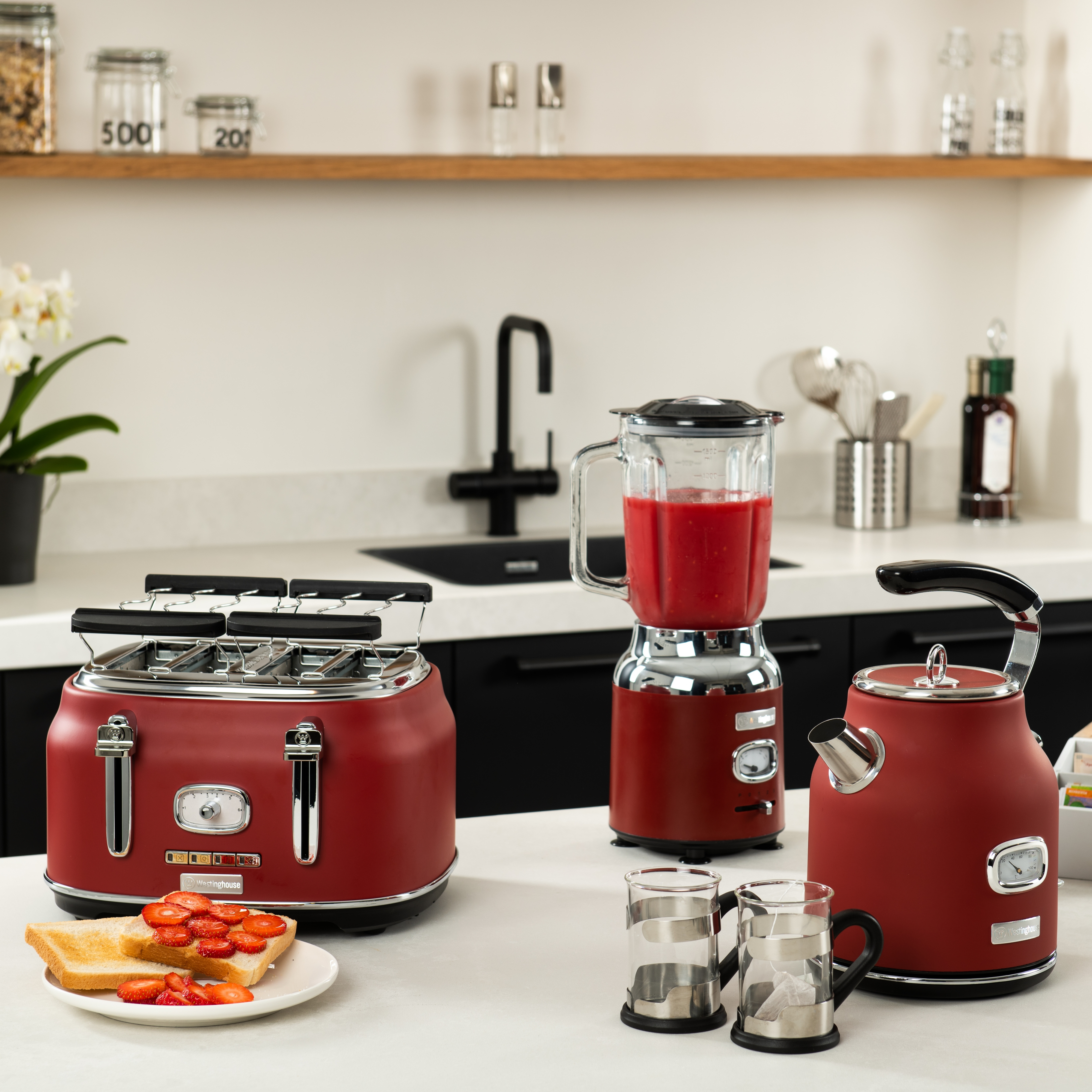 Eine Küche mit Toaster, Mixer und Wasserkocher auf einer weißen Arbeitsplatte.