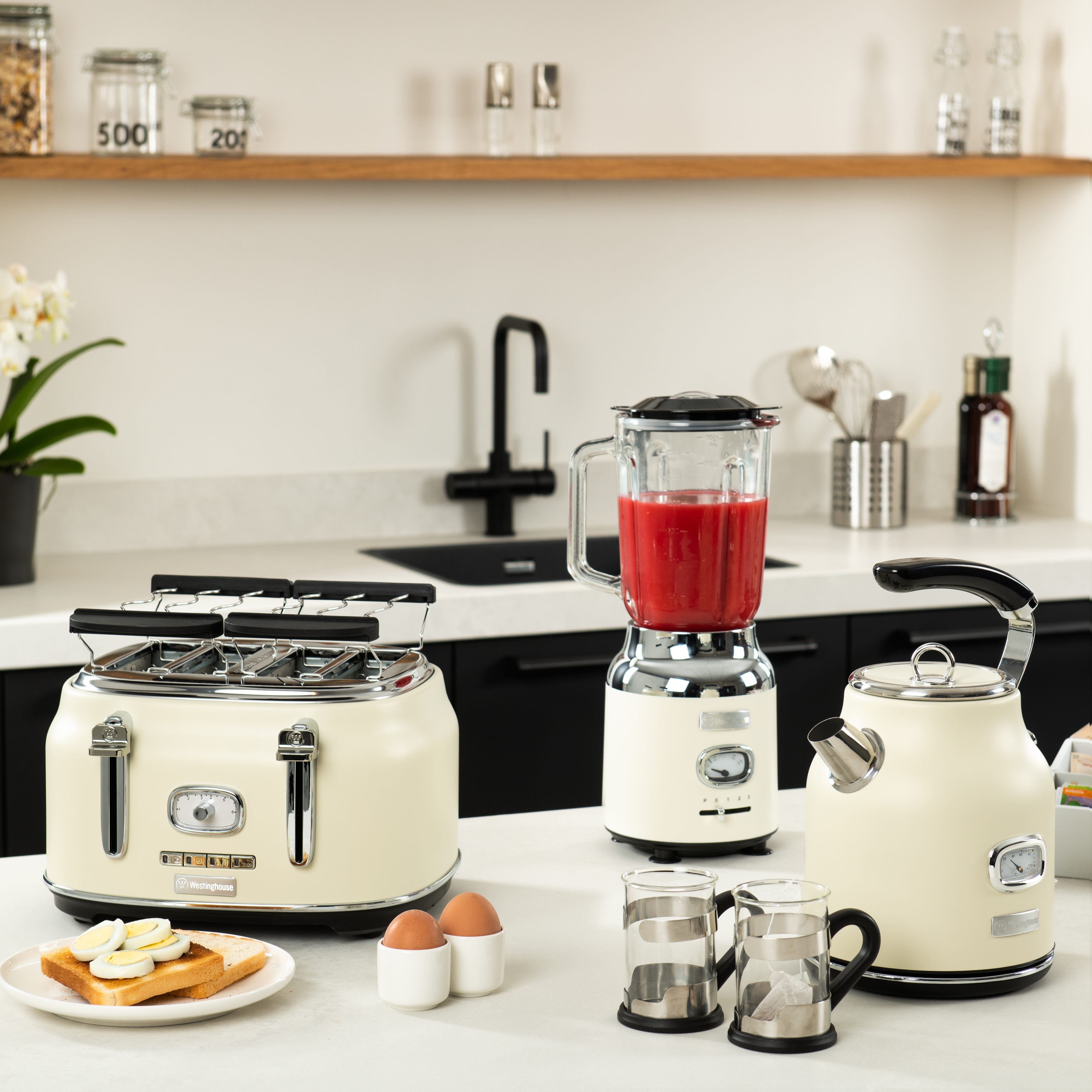 Küchengeräte: Toaster, Mixer, Wasserkocher und Eier auf der Theke.