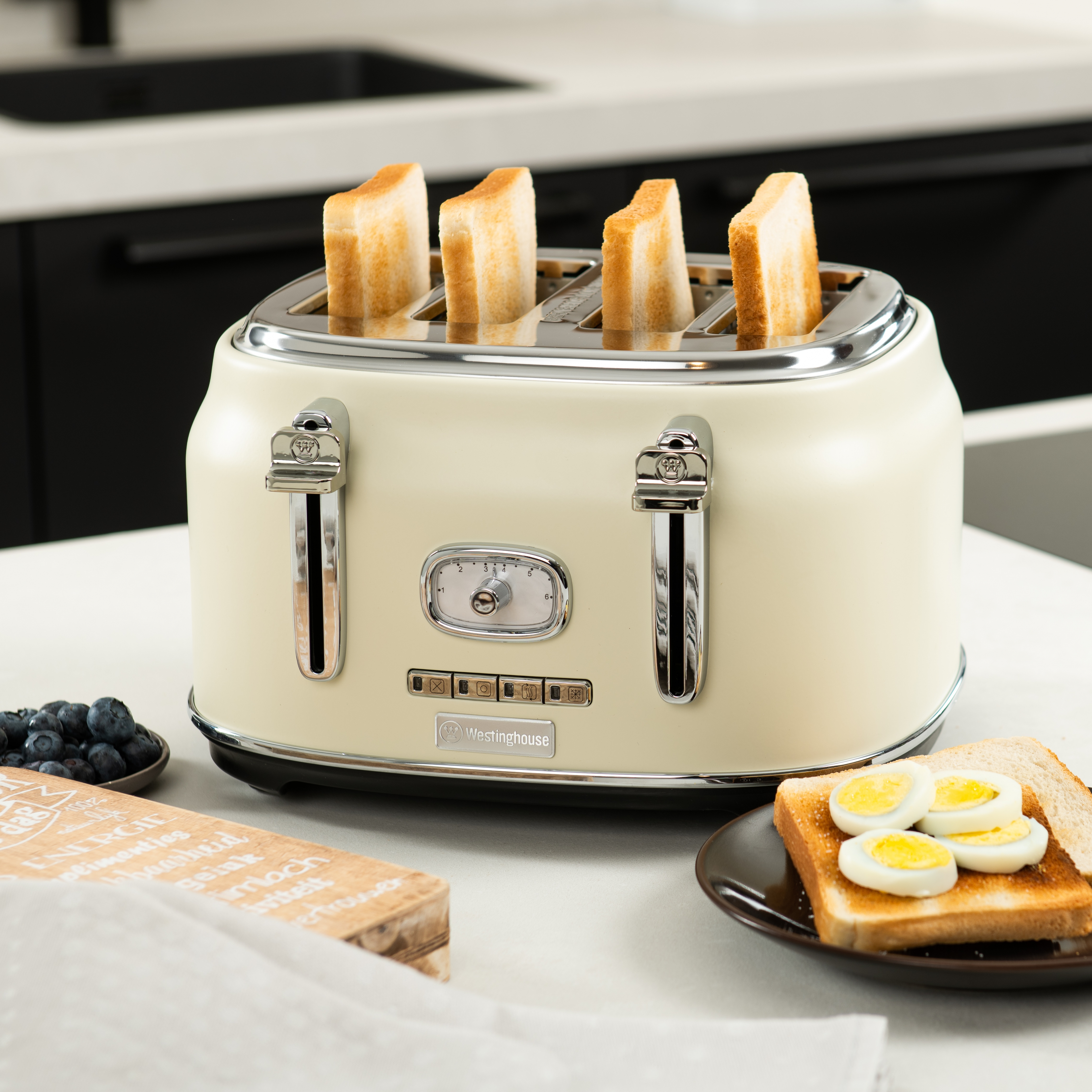 Cremefarbener Toaster mit vier Toastbrotscheiben, auf weißer Oberfläche.