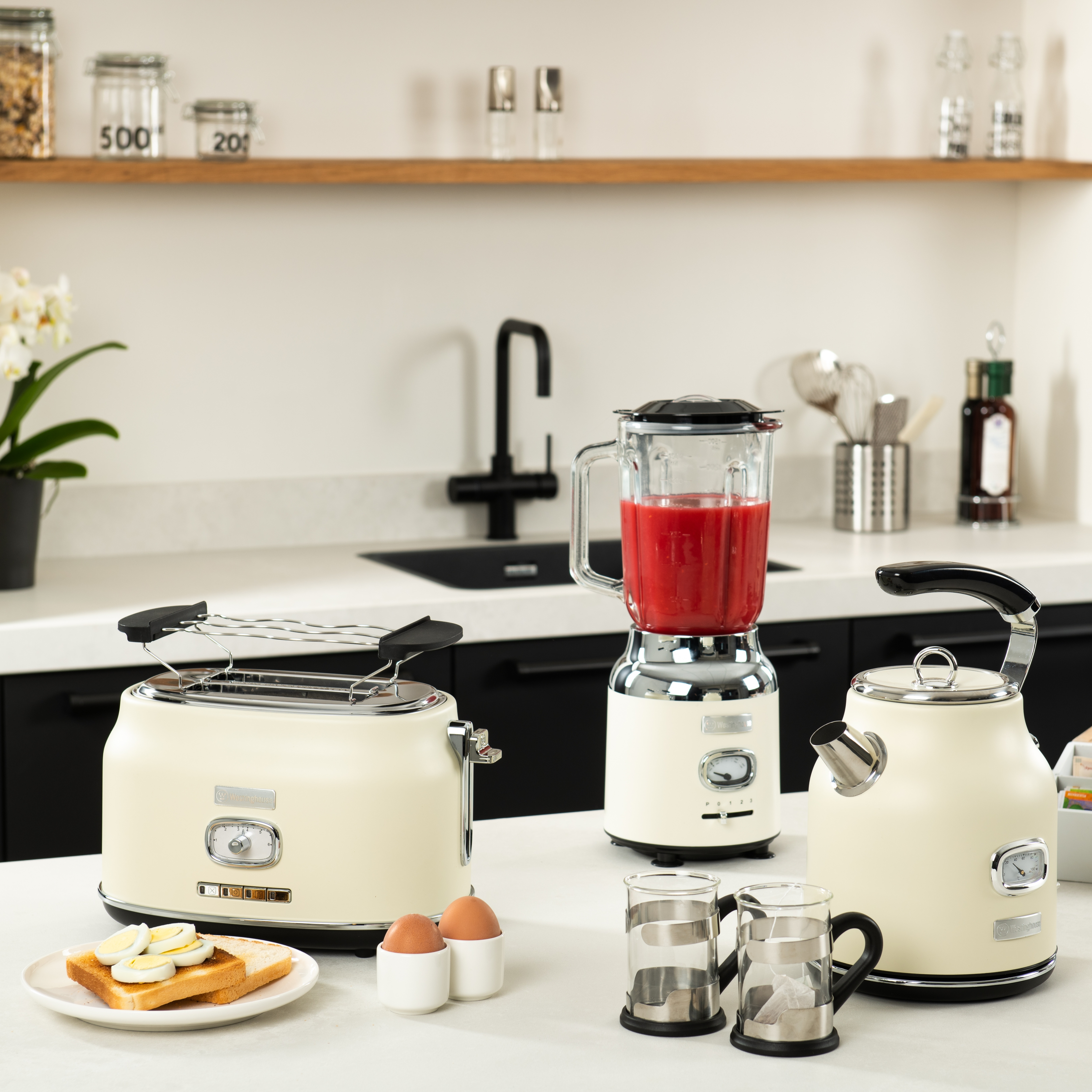 Küche mit Toaster, Mixer, Wasserkocher, Eiern, Toast und Küchenutensilien.