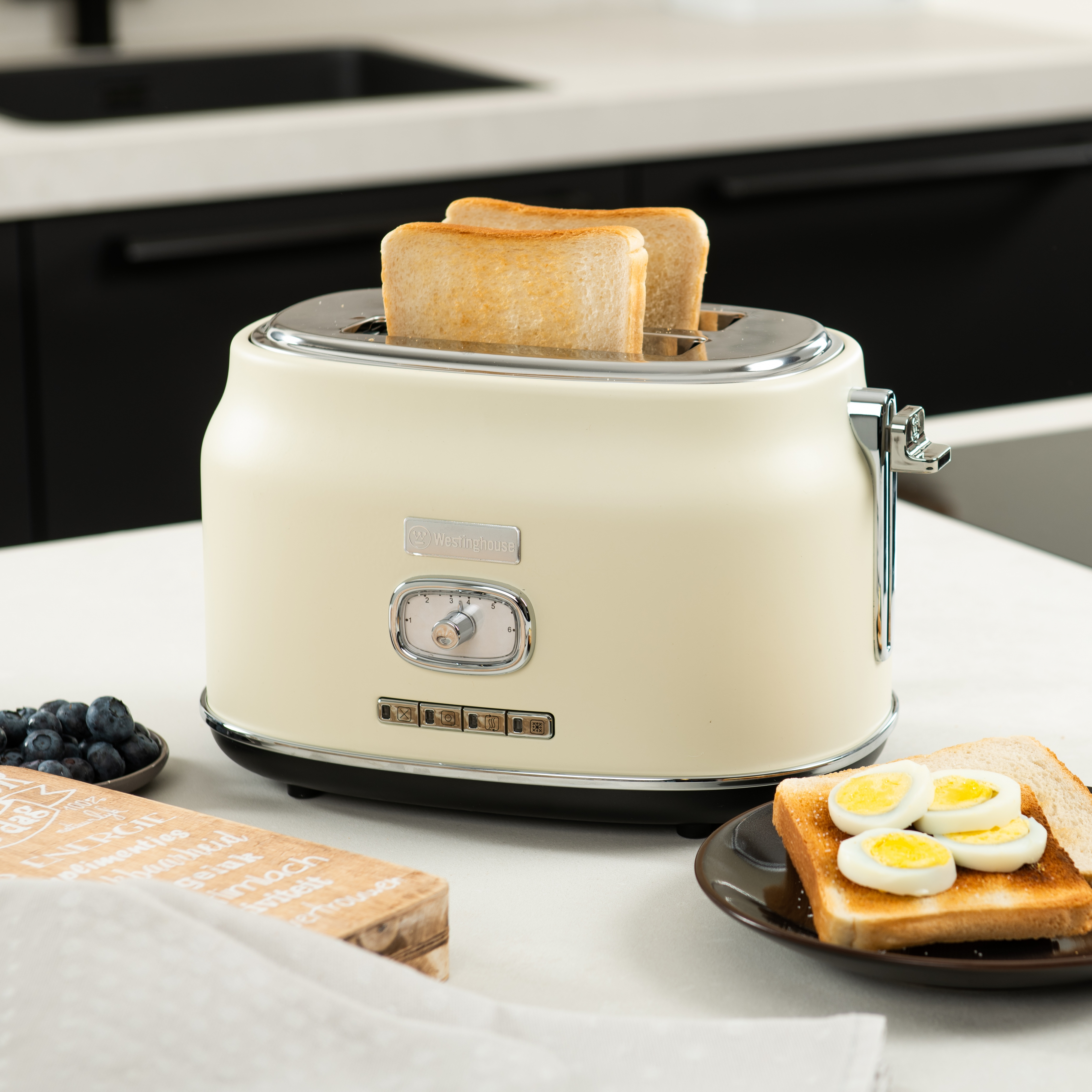 Cremefarbener Toaster mit zwei Toastscheiben und Eiern.