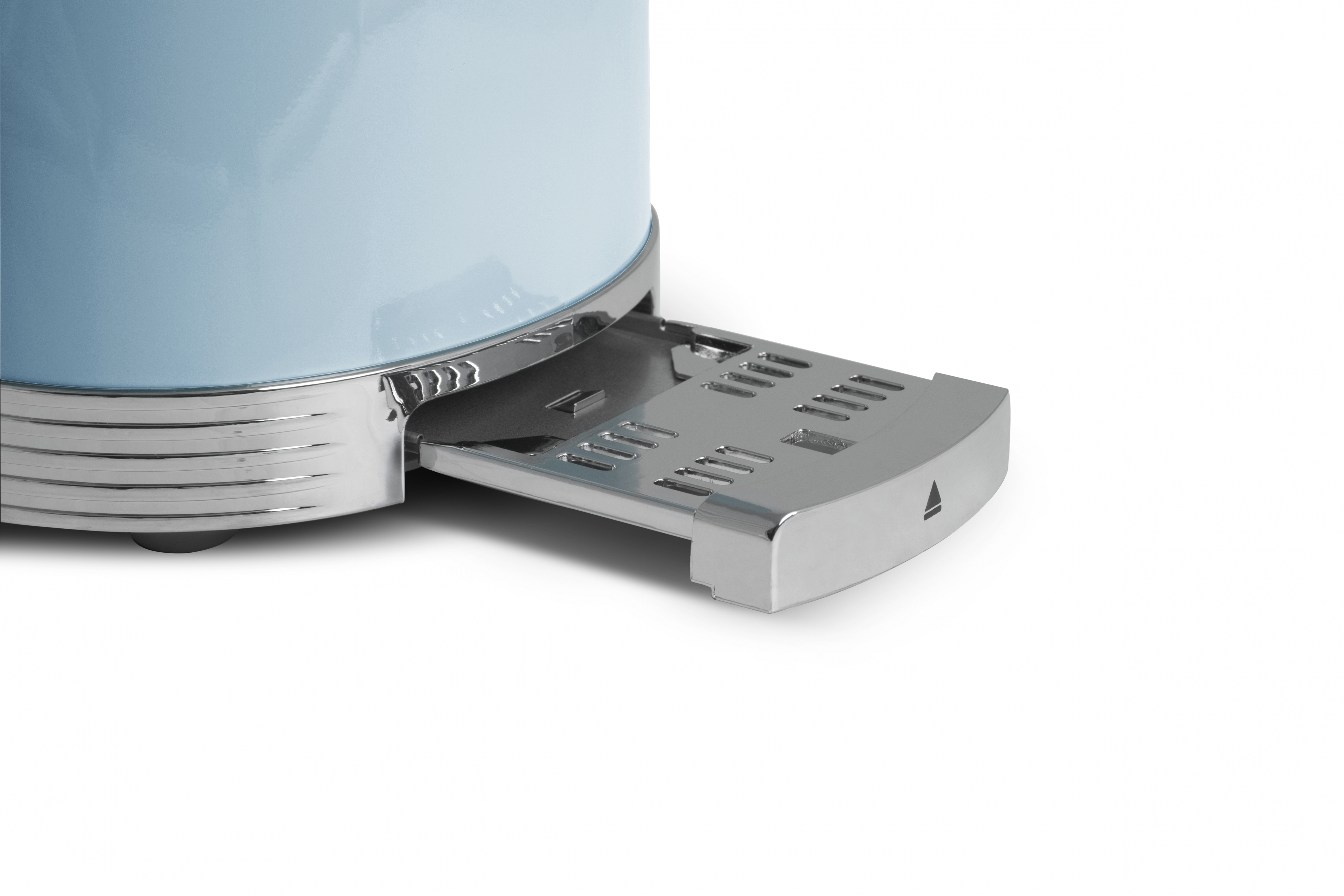 Blauer Retro-Toaster mit Chromleiste. Die Krümelschublade ist geöffnet. Auf weißer Oberfläche.