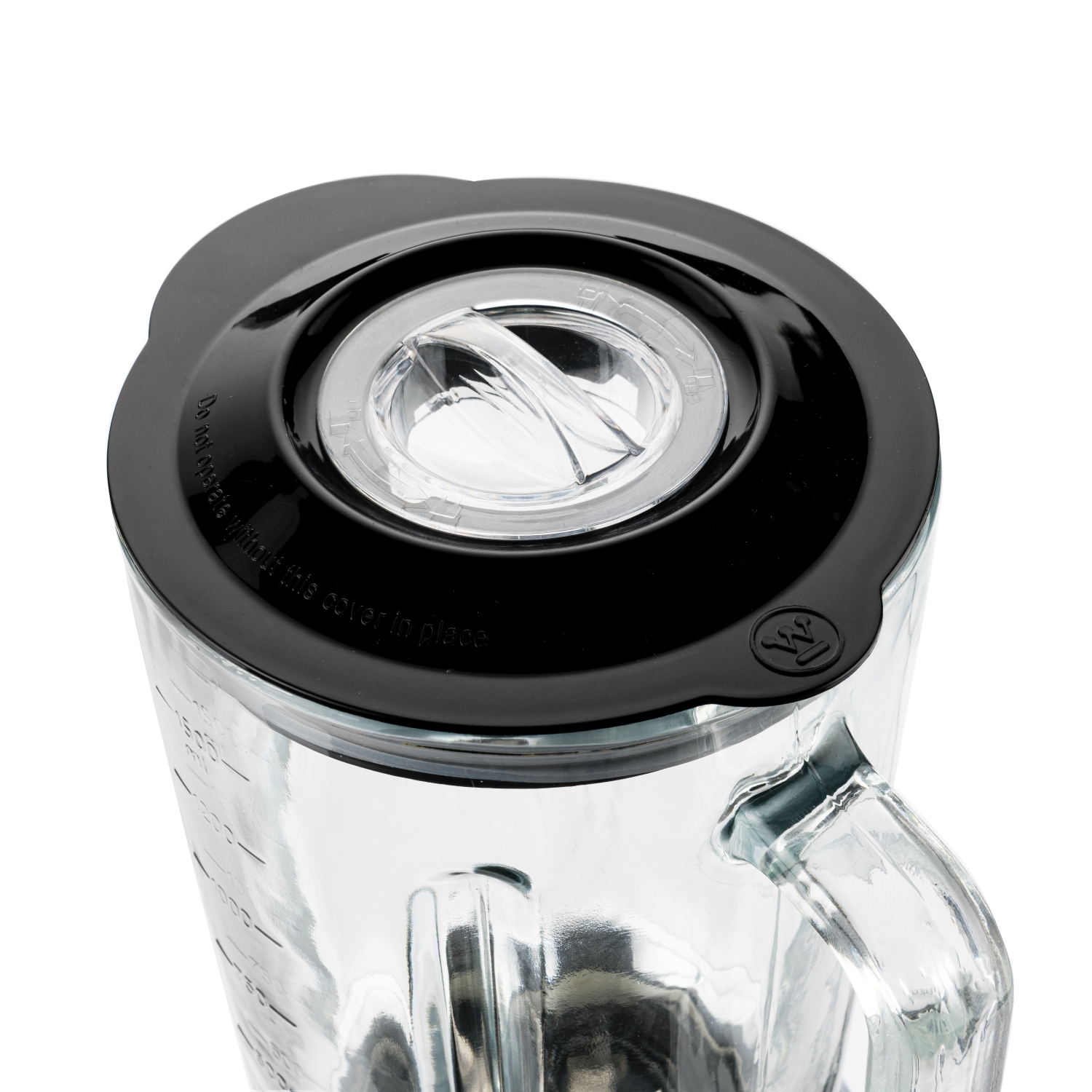 Ein Mixerkrug mit schwarzem Deckel, teilweise sichtbar, vor weißem Hintergrund.