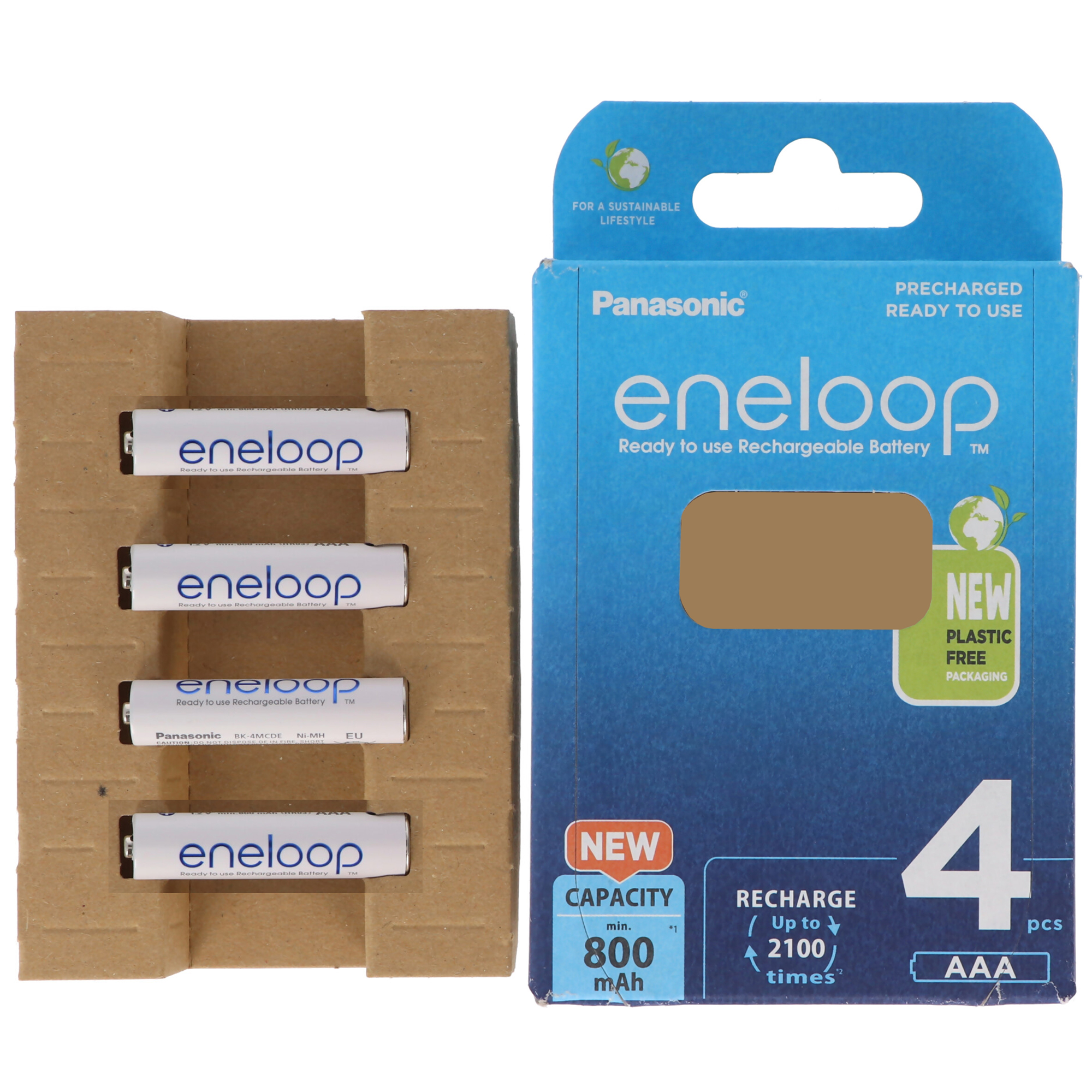 Vier eneloop-Batterien in einem Kartonhalter neben einer Box. Die Box erwähnt 'Ready to Use' und 'Rechargeable'.
