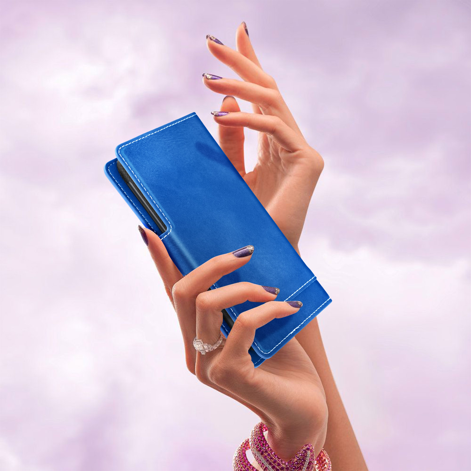 Hände einer Frau halten eine blaue Handyhülle. Rosa-violetter Hintergrund.