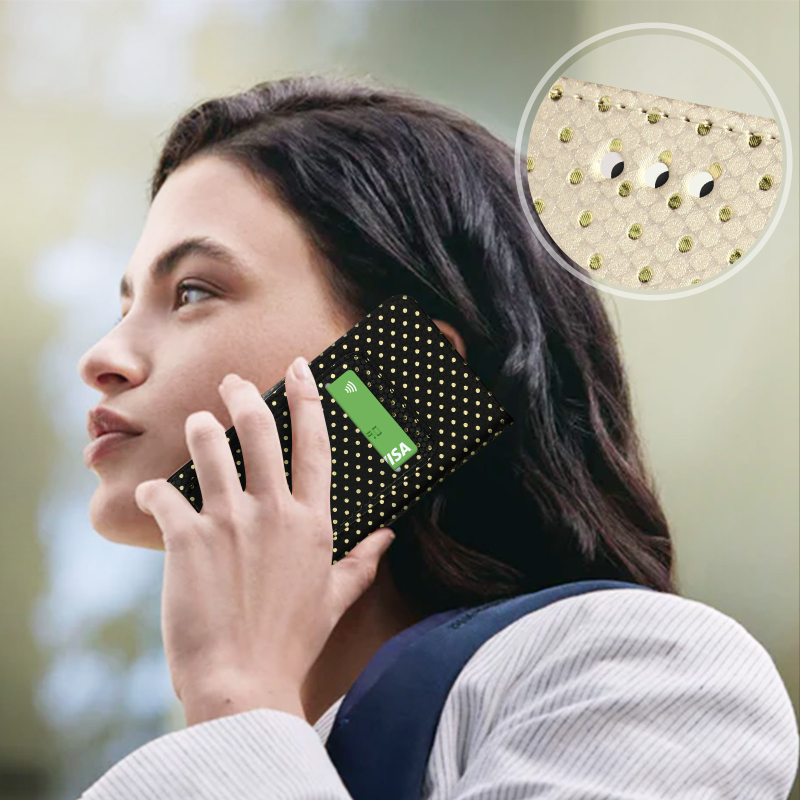 Donna che tiene una custodia per telefono nera a pois vicino all'orecchio. La custodia ha una carta.