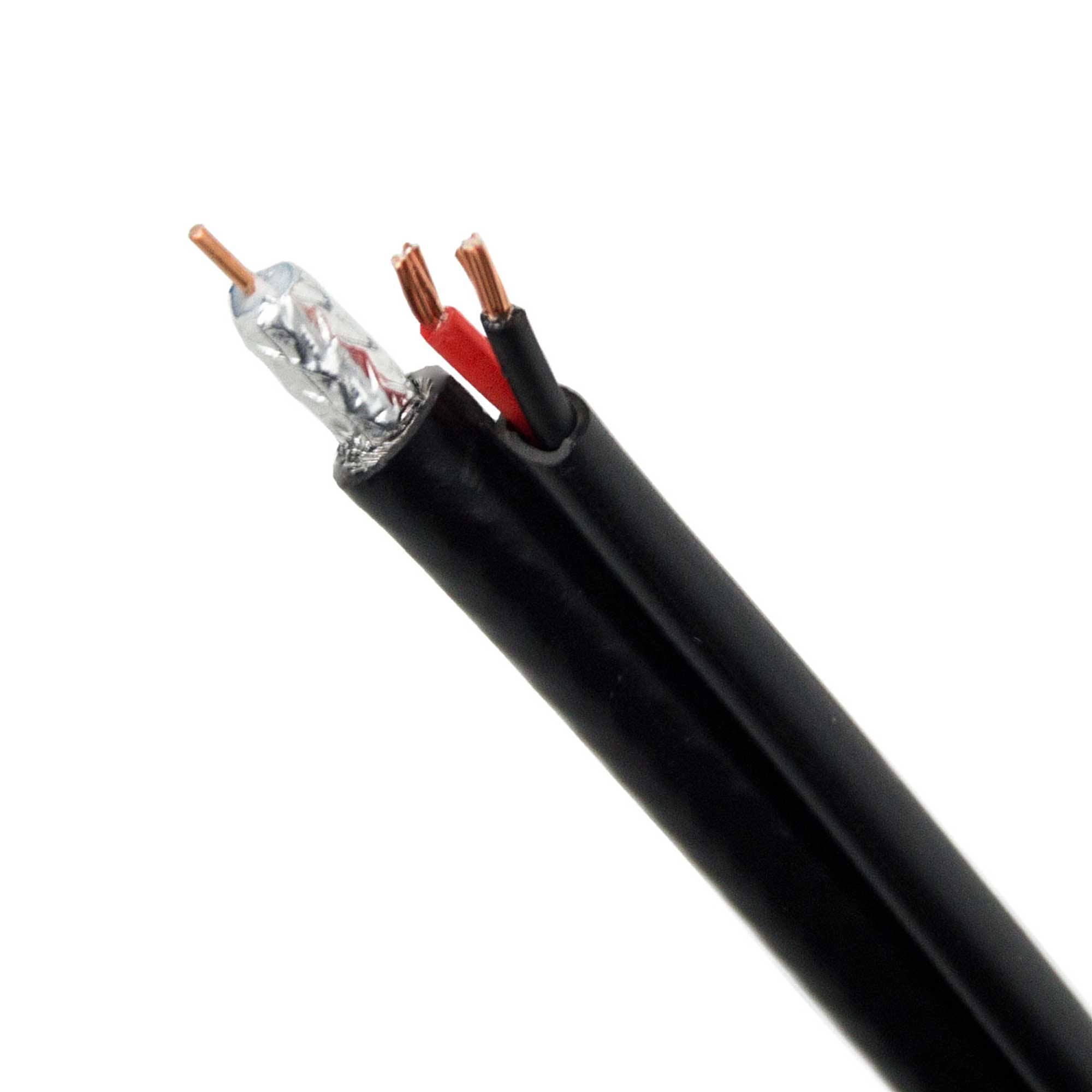 Ein schwarzes Kabel mit freiliegenden Drähten, rot und schwarz, vor weißem Hintergrund.