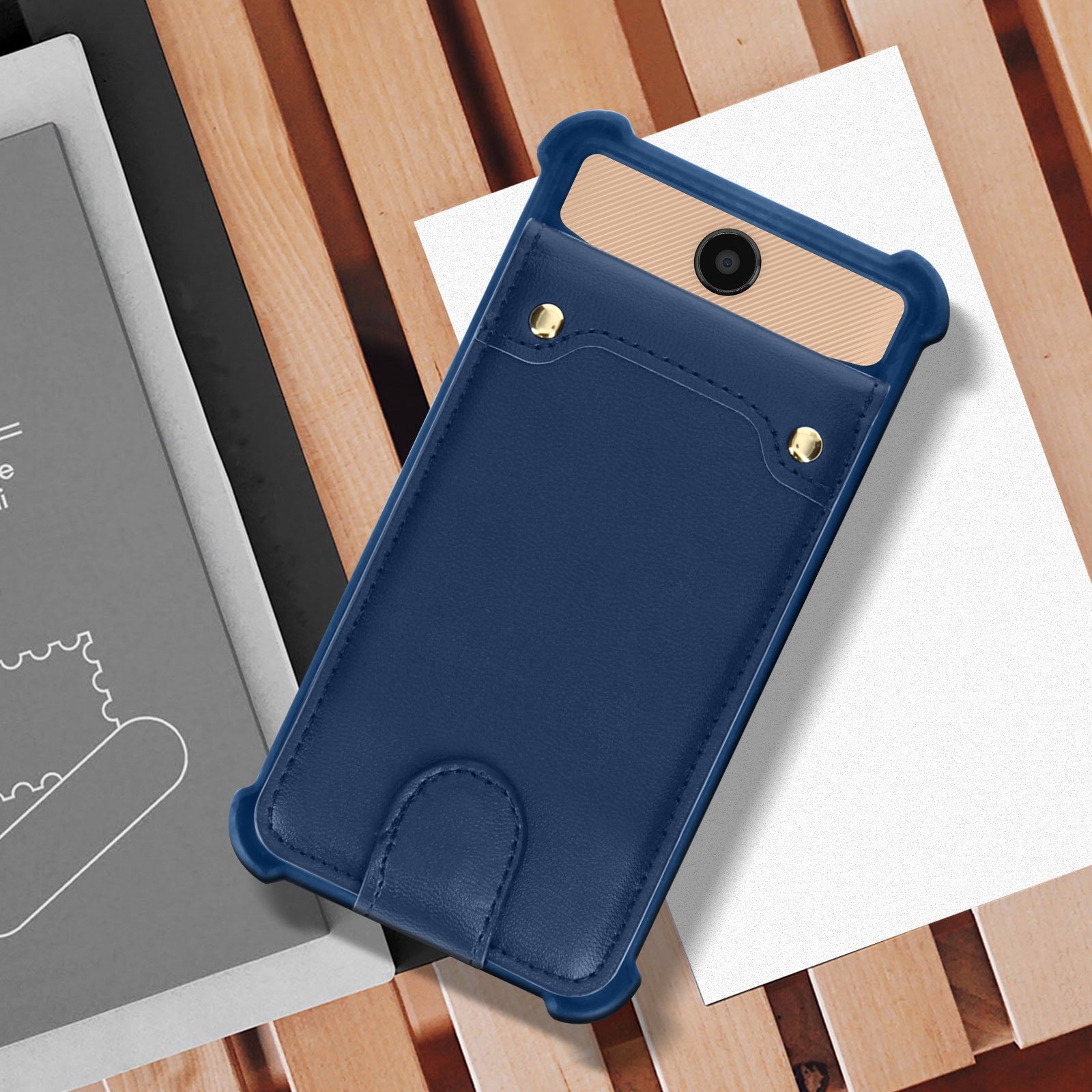 Una custodia blu per telefono con portacarte, con il telefono dentro, su una superficie in legno.