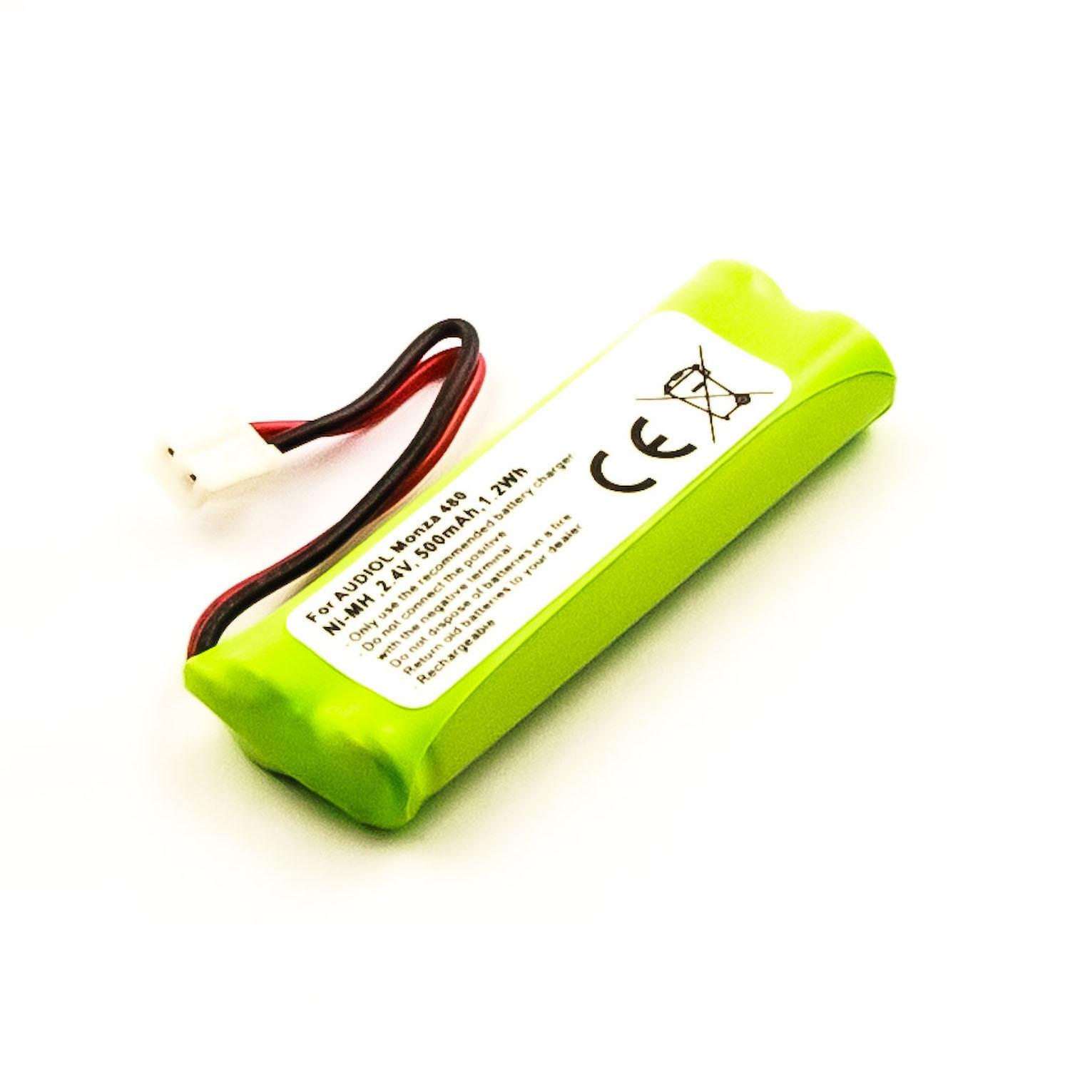 Grüne Batterie mit Kabeln und Stecker auf weißem Hintergrund. Schräge Ansicht.