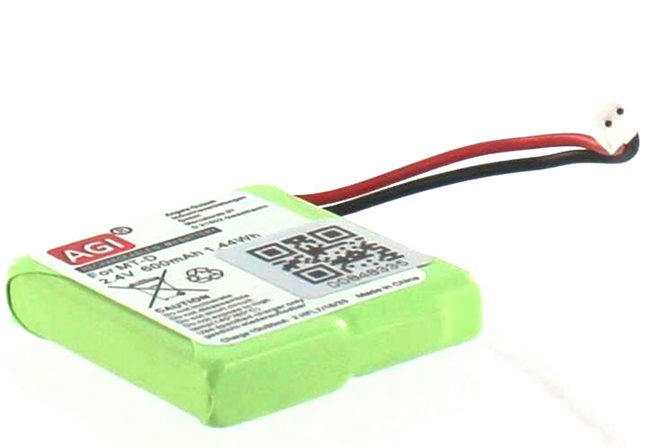 Grüne Batterie mit roten und schwarzen Drähten, weißem Stecker, weißem Hintergrund.
